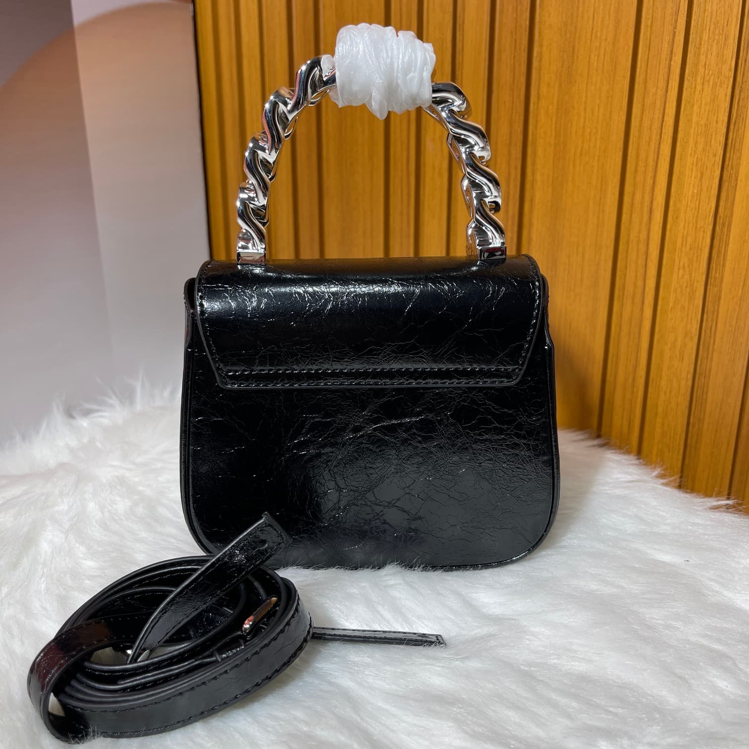 C2824 The new La Medusa mini bag, which has become very popular across the internet, is now available! It’s made from high-quality cowhide. The ton-sur-ton Medusa pattern in the center is highly recognizable. The handle at the top of the strap is detachab — image 2