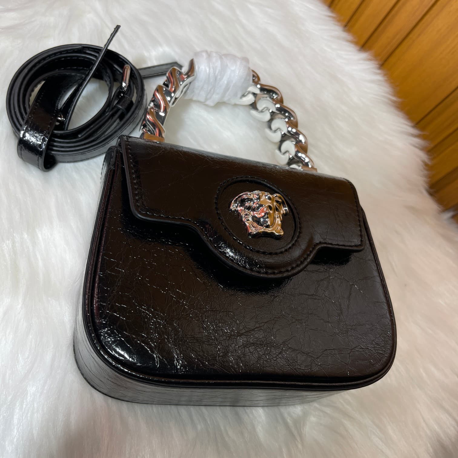 C2824 The new La Medusa mini bag, which has become very popular across the internet, is now available! It’s made from high-quality cowhide. The ton-sur-ton Medusa pattern in the center is highly recognizable. The handle at the top of the strap is detachab — image 3