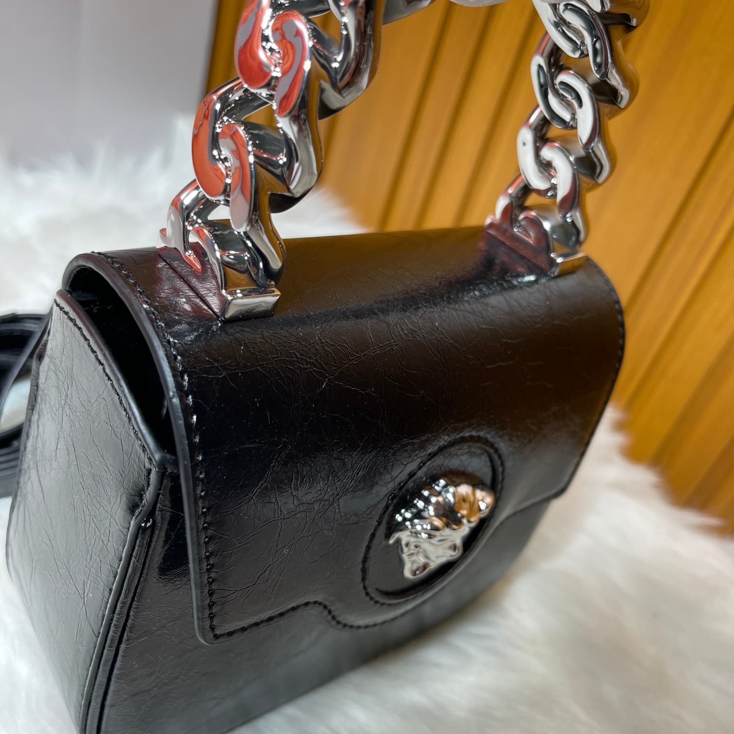 C2824 The new La Medusa mini bag, which has become very popular across the internet, is now available! It’s made from high-quality cowhide. The ton-sur-ton Medusa pattern in the center is highly recognizable. The handle at the top of the strap is detachab — image 4