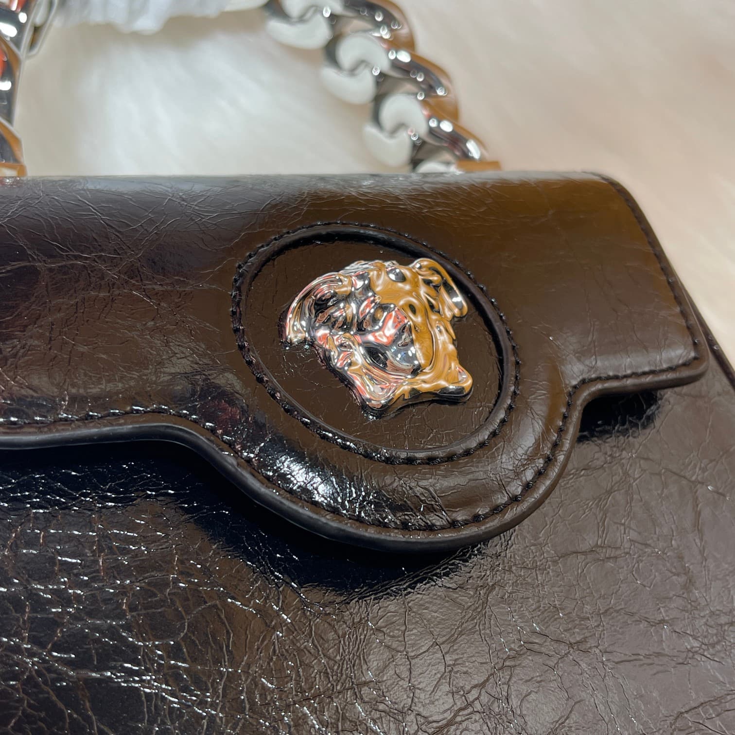 C2824 The new La Medusa mini bag, which has become very popular across the internet, is now available! It’s made from high-quality cowhide. The ton-sur-ton Medusa pattern in the center is highly recognizable. The handle at the top of the strap is detachab — image 5
