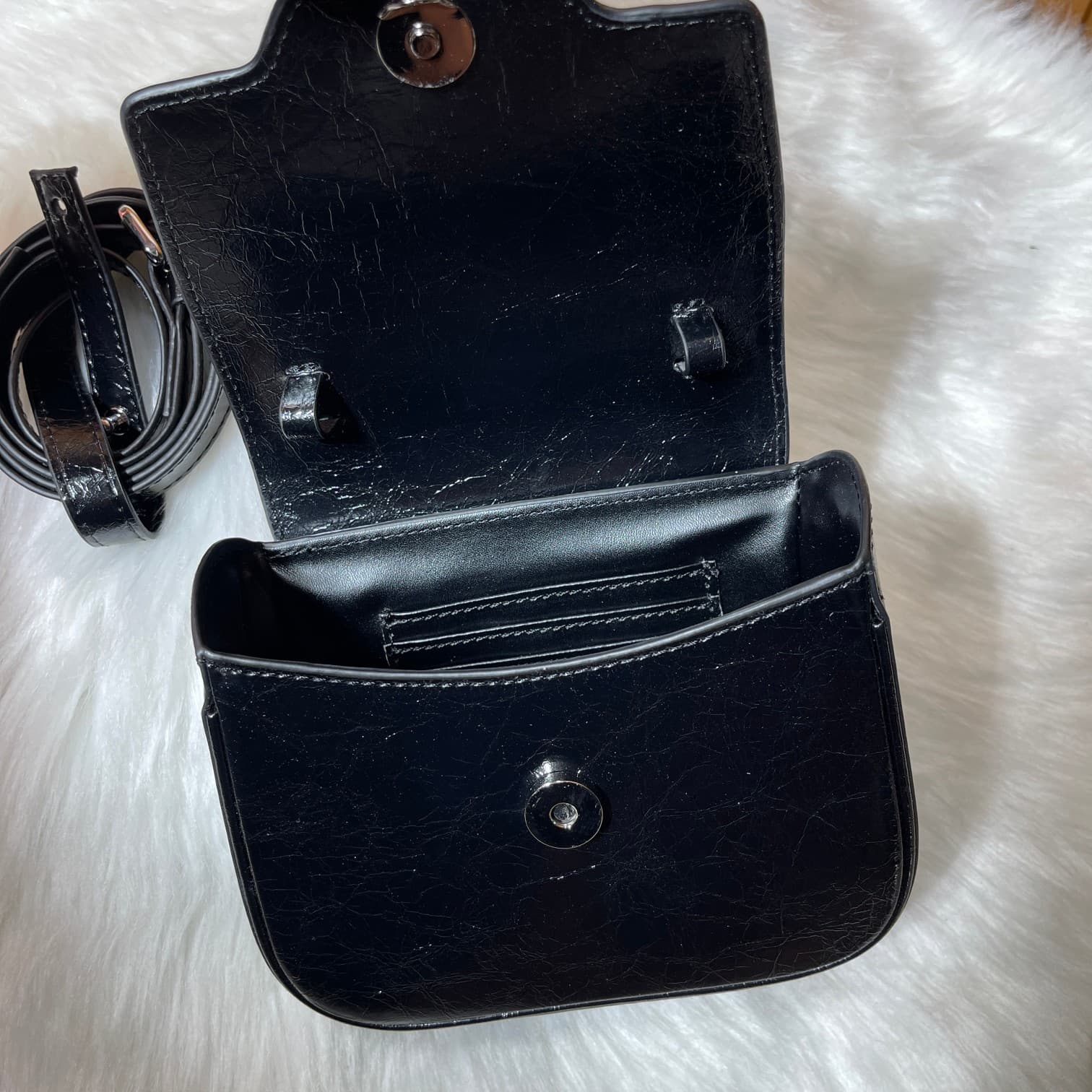 C2824 The new La Medusa mini bag, which has become very popular across the internet, is now available! It’s made from high-quality cowhide. The ton-sur-ton Medusa pattern in the center is highly recognizable. The handle at the top of the strap is detachab — image 6