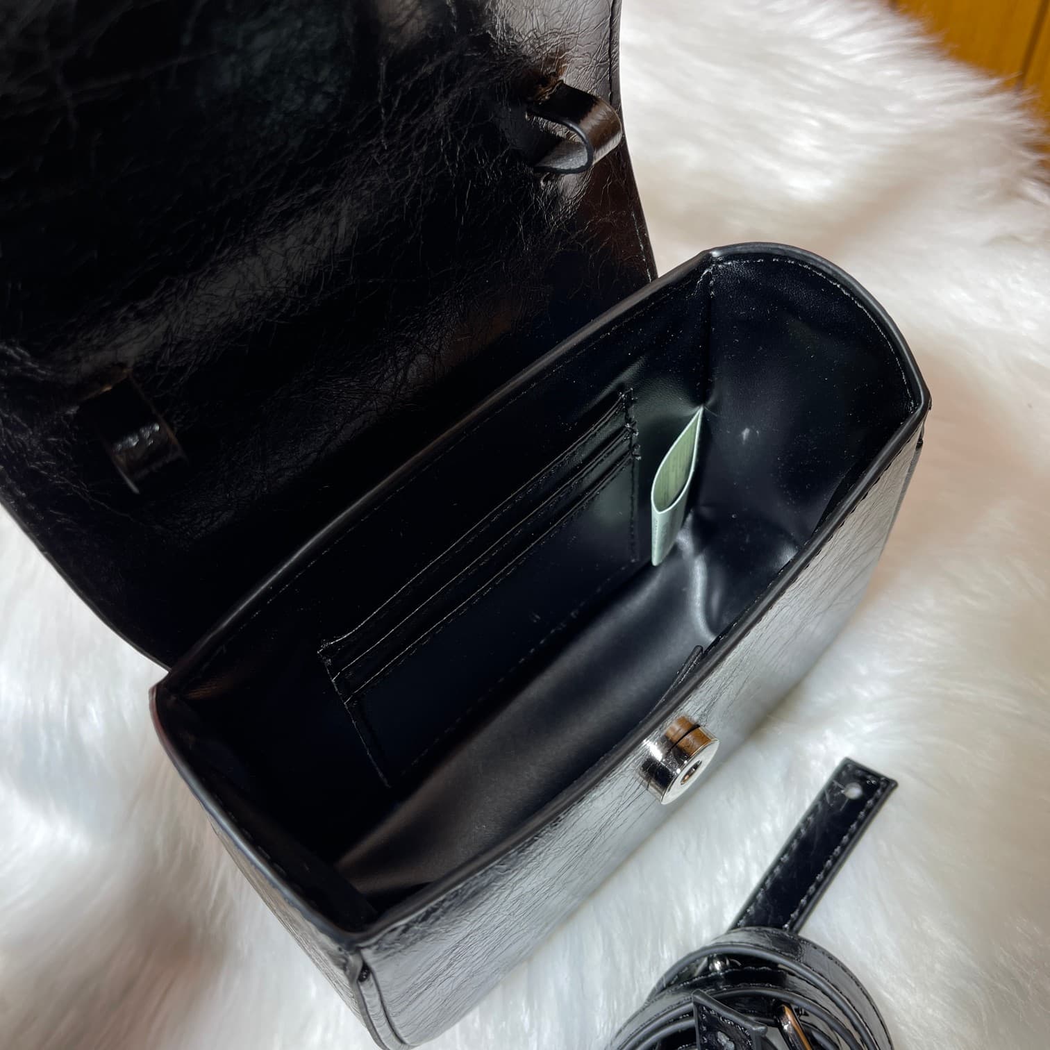 C2824 The new La Medusa mini bag, which has become very popular across the internet, is now available! It’s made from high-quality cowhide. The ton-sur-ton Medusa pattern in the center is highly recognizable. The handle at the top of the strap is detachab — image 7
