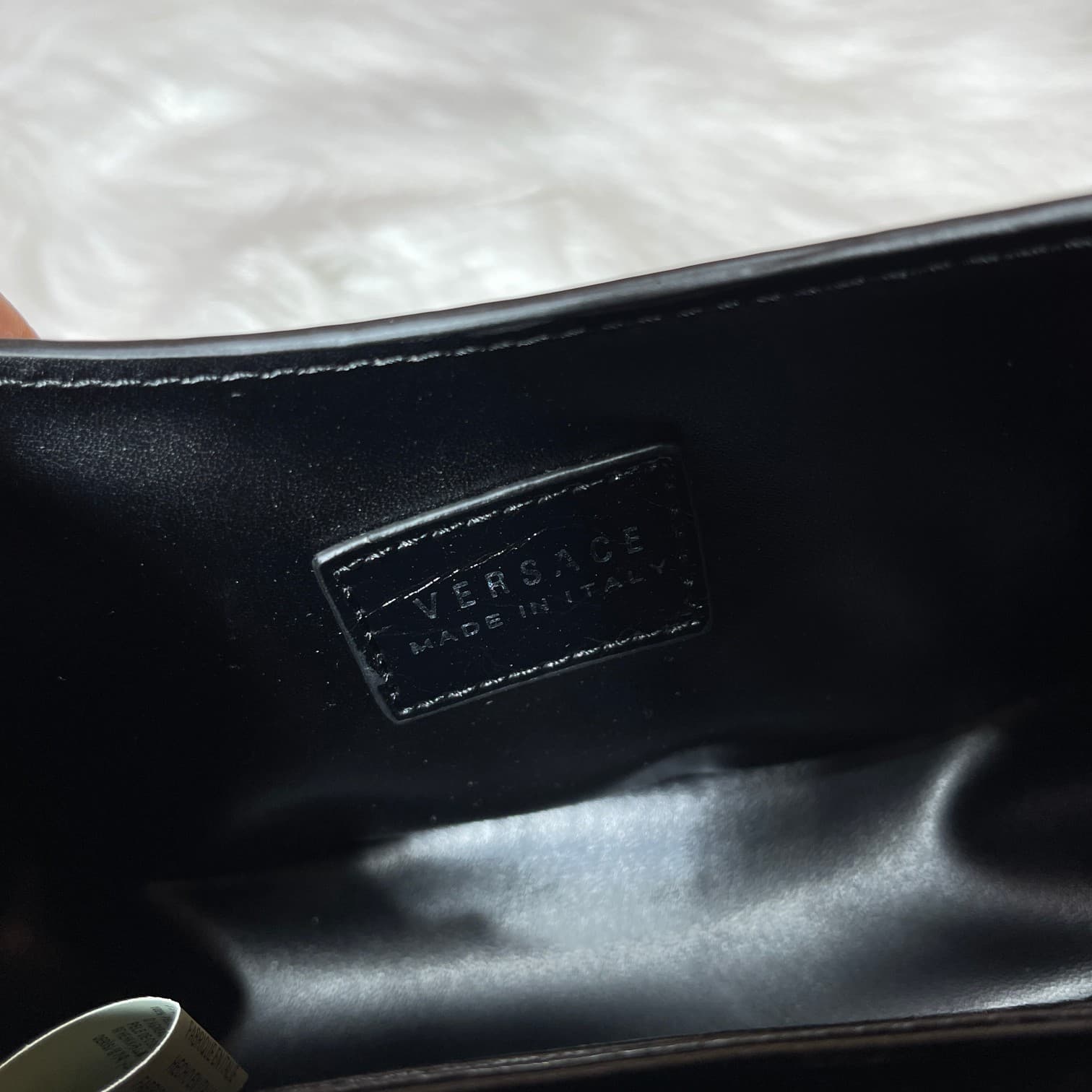 C2824 The new La Medusa mini bag, which has become very popular across the internet, is now available! It’s made from high-quality cowhide. The ton-sur-ton Medusa pattern in the center is highly recognizable. The handle at the top of the strap is detachab — image 8