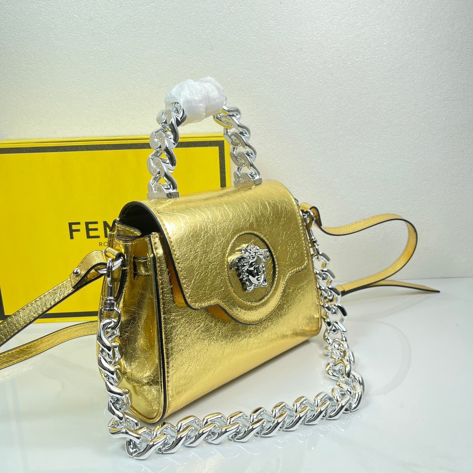 C2819 Baowen Fan Siqi🌸 VeraceLaMedusa Spring/Summer Collection Handbags❤️ wuy Zheng Xiuwen Zuo Nan Xiao 🌹 Li Yilin’s unique interpretation #The iconic Medusa symbol is featured in the center, adding a striking element. It can take on various styles—both s — image 2
