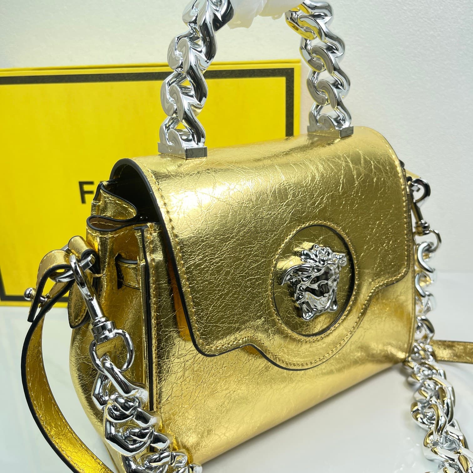 C2819 Baowen Fan Siqi🌸 VeraceLaMedusa Spring/Summer Collection Handbags❤️ wuy Zheng Xiuwen Zuo Nan Xiao 🌹 Li Yilin’s unique interpretation #The iconic Medusa symbol is featured in the center, adding a striking element. It can take on various styles—both s — image 4