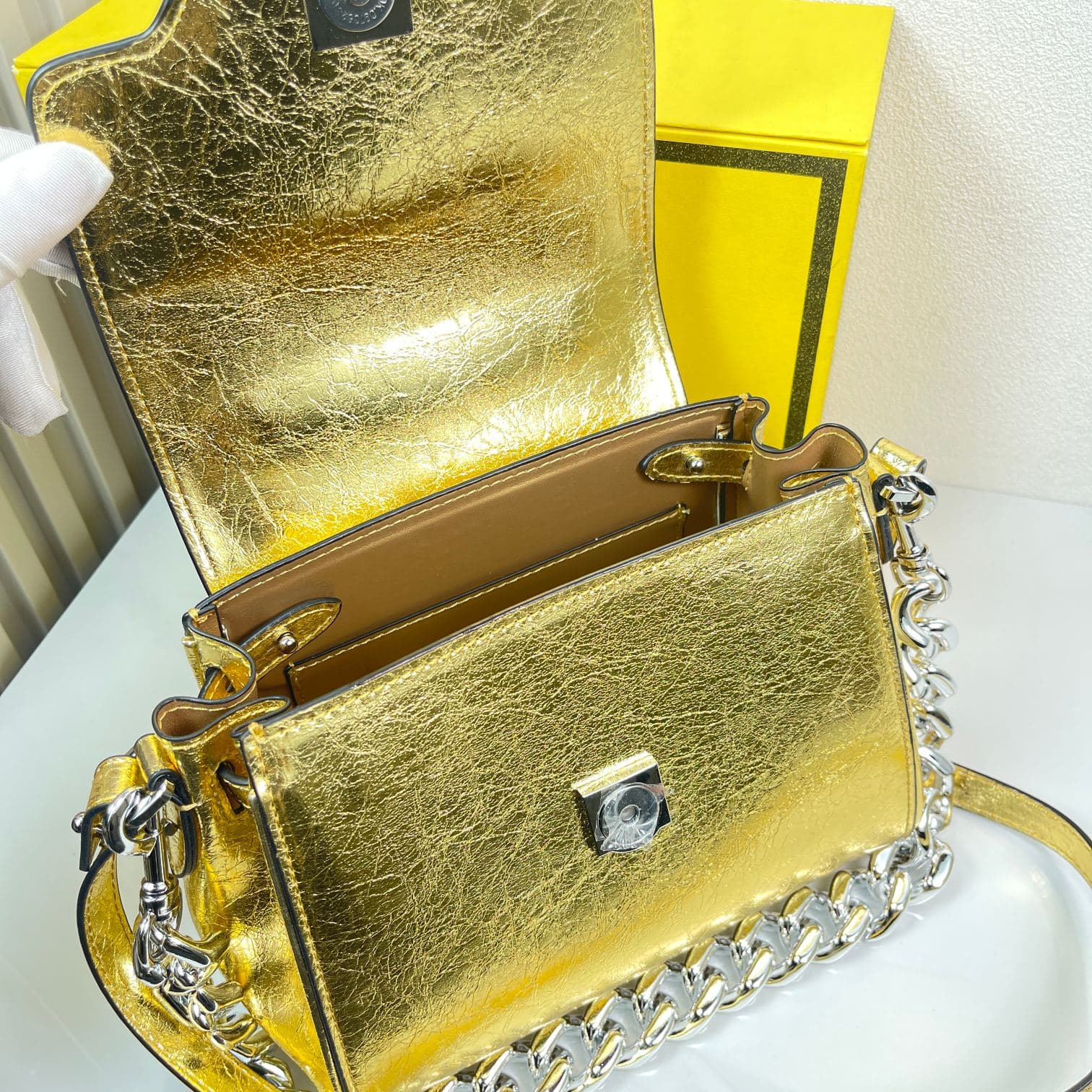 C2819 Baowen Fan Siqi🌸 VeraceLaMedusa Spring/Summer Collection Handbags❤️ wuy Zheng Xiuwen Zuo Nan Xiao 🌹 Li Yilin’s unique interpretation #The iconic Medusa symbol is featured in the center, adding a striking element. It can take on various styles—both s — image 6