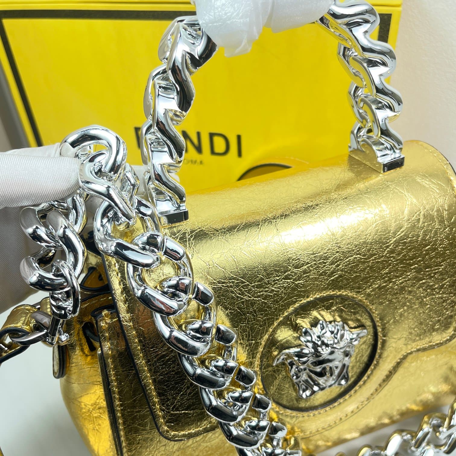 C2819 Baowen Fan Siqi🌸 VeraceLaMedusa Spring/Summer Collection Handbags❤️ wuy Zheng Xiuwen Zuo Nan Xiao 🌹 Li Yilin’s unique interpretation #The iconic Medusa symbol is featured in the center, adding a striking element. It can take on various styles—both s — image 5