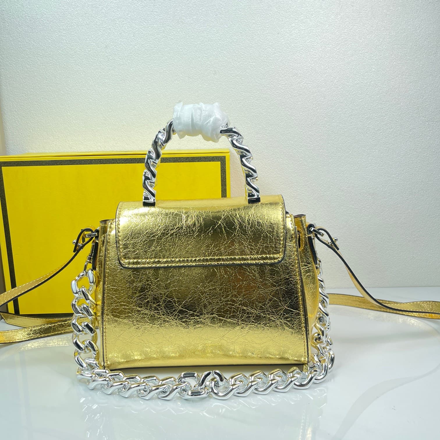 C2819 Baowen Fan Siqi🌸 VeraceLaMedusa Spring/Summer Collection Handbags❤️ wuy Zheng Xiuwen Zuo Nan Xiao 🌹 Li Yilin’s unique interpretation #The iconic Medusa symbol is featured in the center, adding a striking element. It can take on various styles—both s — image 3