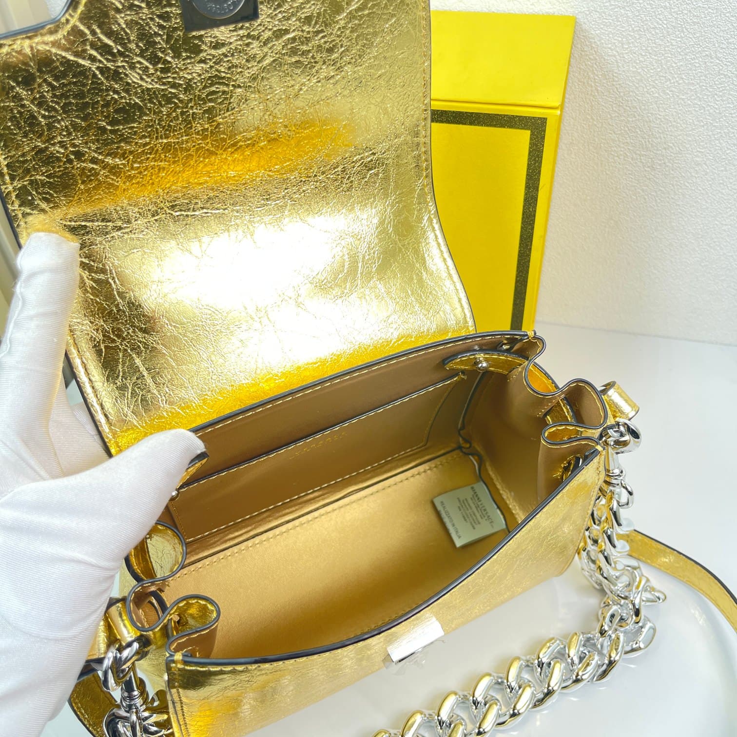 C2819 Baowen Fan Siqi🌸 VeraceLaMedusa Spring/Summer Collection Handbags❤️ wuy Zheng Xiuwen Zuo Nan Xiao 🌹 Li Yilin’s unique interpretation #The iconic Medusa symbol is featured in the center, adding a striking element. It can take on various styles—both s — image 7