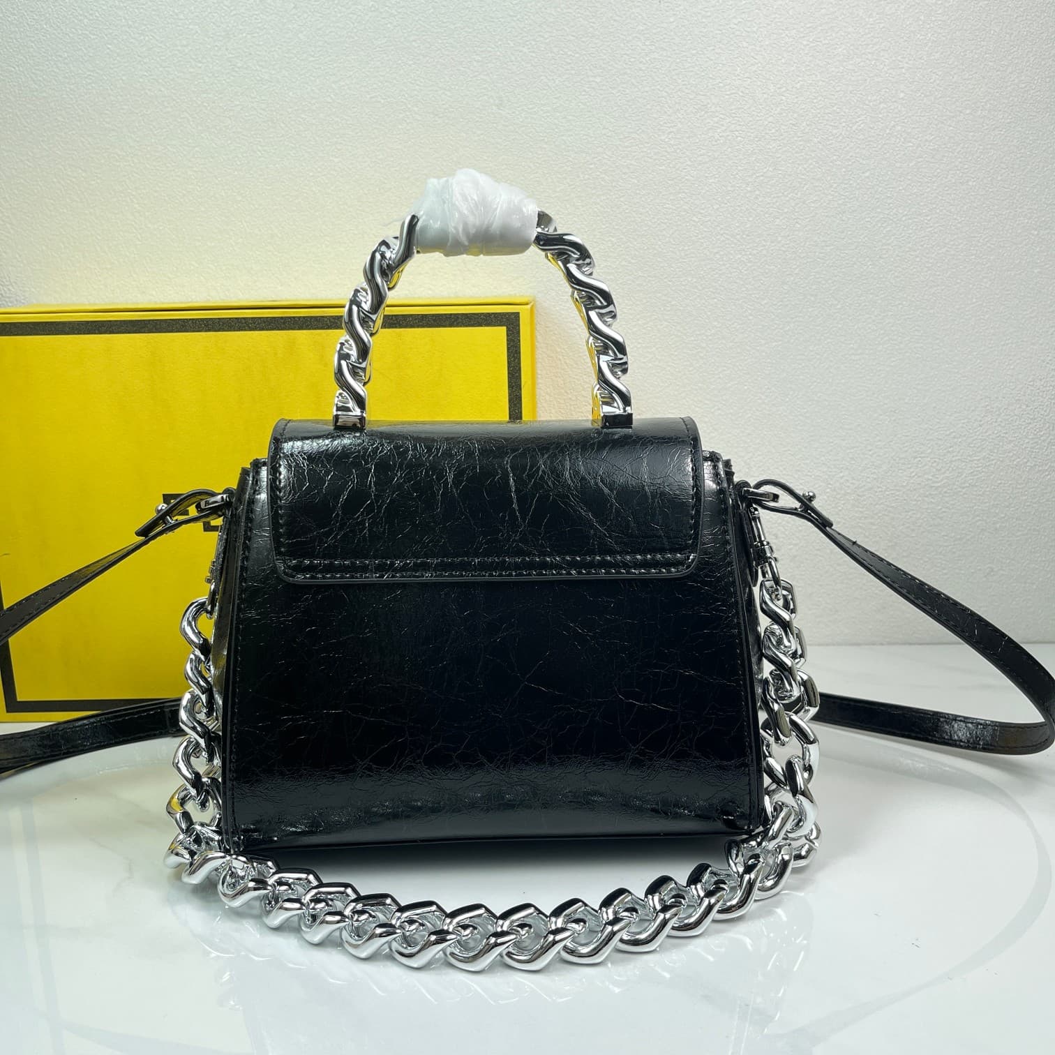 C2818 Baowen Fanstyle🌸 VeraceLaMedusa Spring/Summer Collection Handbags❤️ wuy Zheng Xiuwen Zuo Nan Xiao 🌹 Li Yilin’s unique interpretation #The iconic Medusa symbol is featured in the center, adding a striking element. It can be styled in various ways—bot — image 3