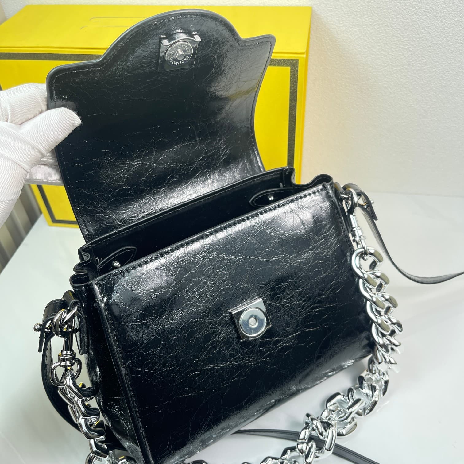 C2818 Baowen Fanstyle🌸 VeraceLaMedusa Spring/Summer Collection Handbags❤️ wuy Zheng Xiuwen Zuo Nan Xiao 🌹 Li Yilin’s unique interpretation #The iconic Medusa symbol is featured in the center, adding a striking element. It can be styled in various ways—bot — image 4