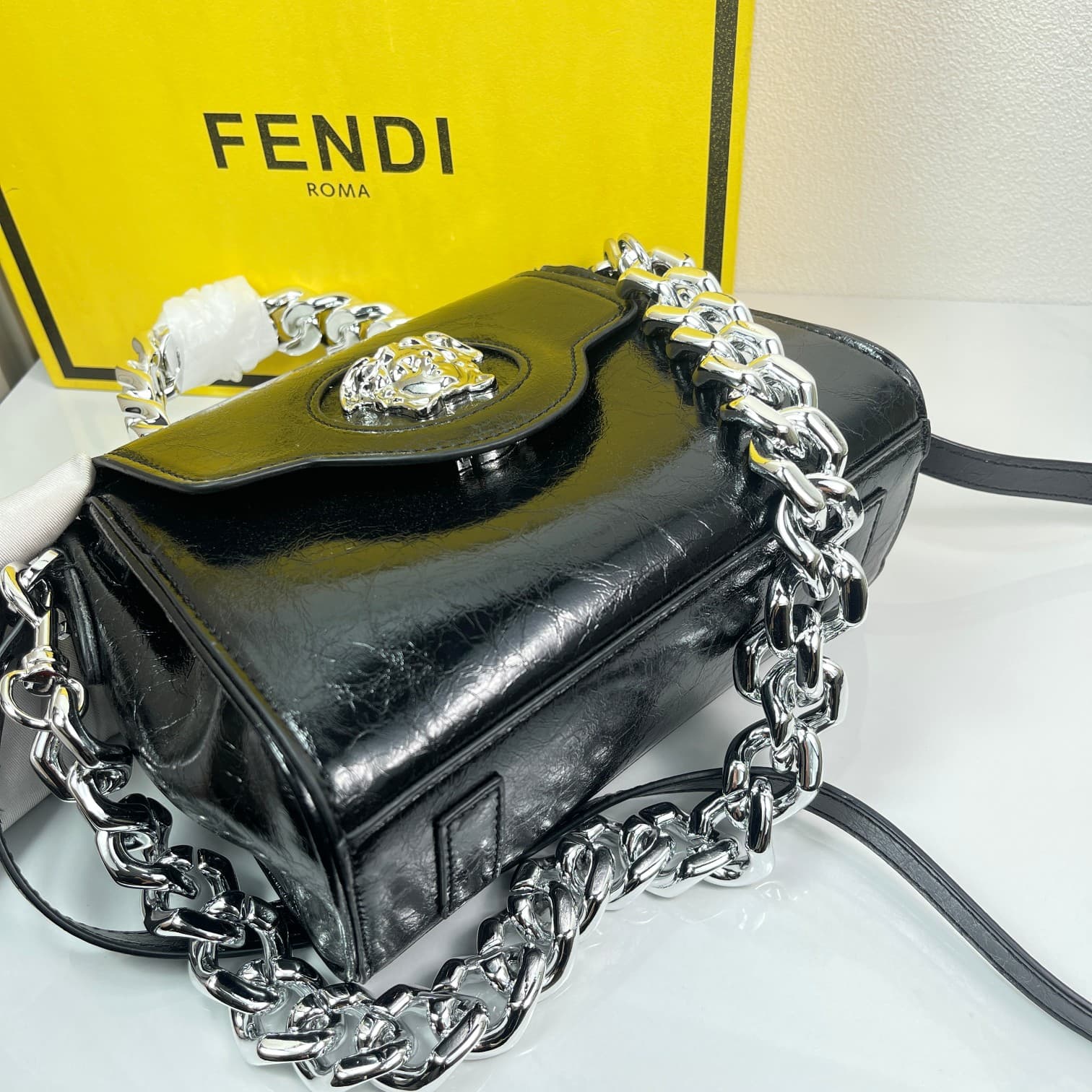 C2818 Baowen Fanstyle🌸 VeraceLaMedusa Spring/Summer Collection Handbags❤️ wuy Zheng Xiuwen Zuo Nan Xiao 🌹 Li Yilin’s unique interpretation #The iconic Medusa symbol is featured in the center, adding a striking element. It can be styled in various ways—bot — image 5