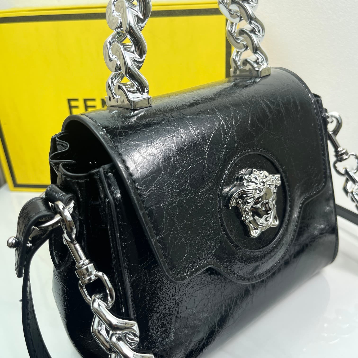 C2818 Baowen Fanstyle🌸 VeraceLaMedusa Spring/Summer Collection Handbags❤️ wuy Zheng Xiuwen Zuo Nan Xiao 🌹 Li Yilin’s unique interpretation #The iconic Medusa symbol is featured in the center, adding a striking element. It can be styled in various ways—bot — image 6