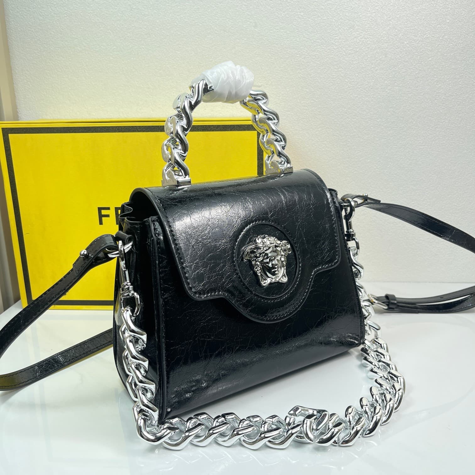 C2818 Baowen Fanstyle🌸 VeraceLaMedusa Spring/Summer Collection Handbags❤️ wuy Zheng Xiuwen Zuo Nan Xiao 🌹 Li Yilin’s unique interpretation #The iconic Medusa symbol is featured in the center, adding a striking element. It can be styled in various ways—bot — image 2