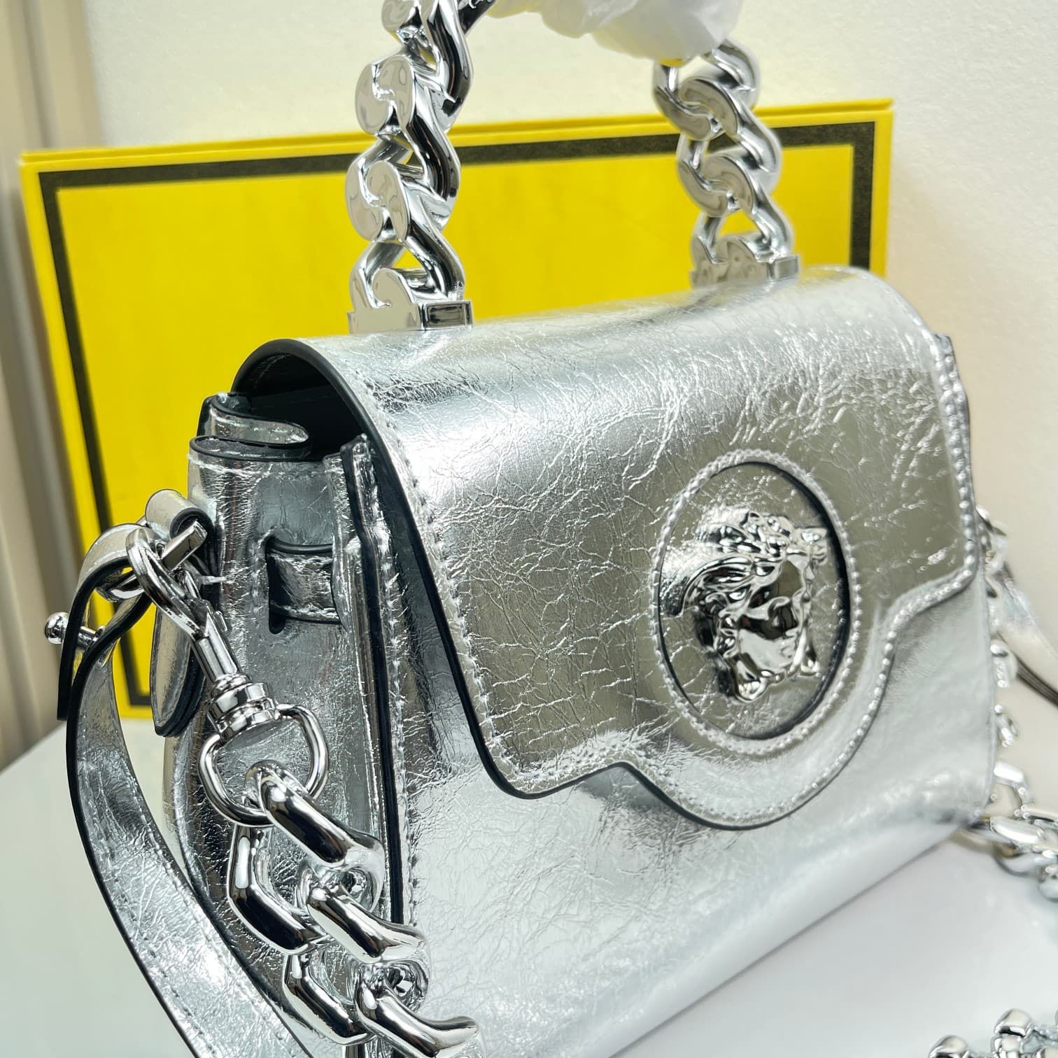 C2820 Bao Wen Fan Siszy🌸 VeraceLaMedusa Spring/Summer Collection Handbags❤️ wuy Zheng Xiuwen Zuo Nan Xiao 🌹 Li Yilin’s unique interpretation #The iconic Medusa symbol is featured in the center, adding a striking element. It can take on various styles—both — image 4