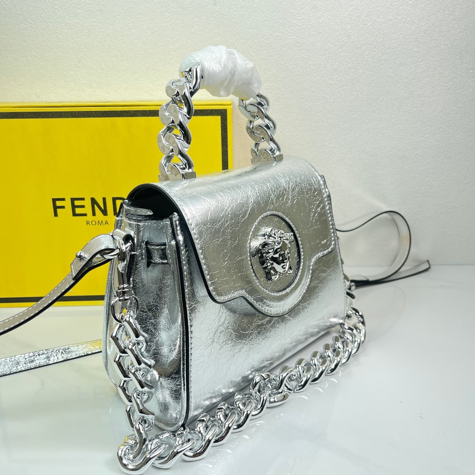C2820 Bao Wen Fan Siszy🌸 VeraceLaMedusa Spring/Summer Collection Handbags❤️ wuy Zheng Xiuwen Zuo Nan Xiao 🌹 Li Yilin’s unique interpretation #The iconic Medusa symbol is featured in the center, adding a striking element. It can take on various styles—both — image 2