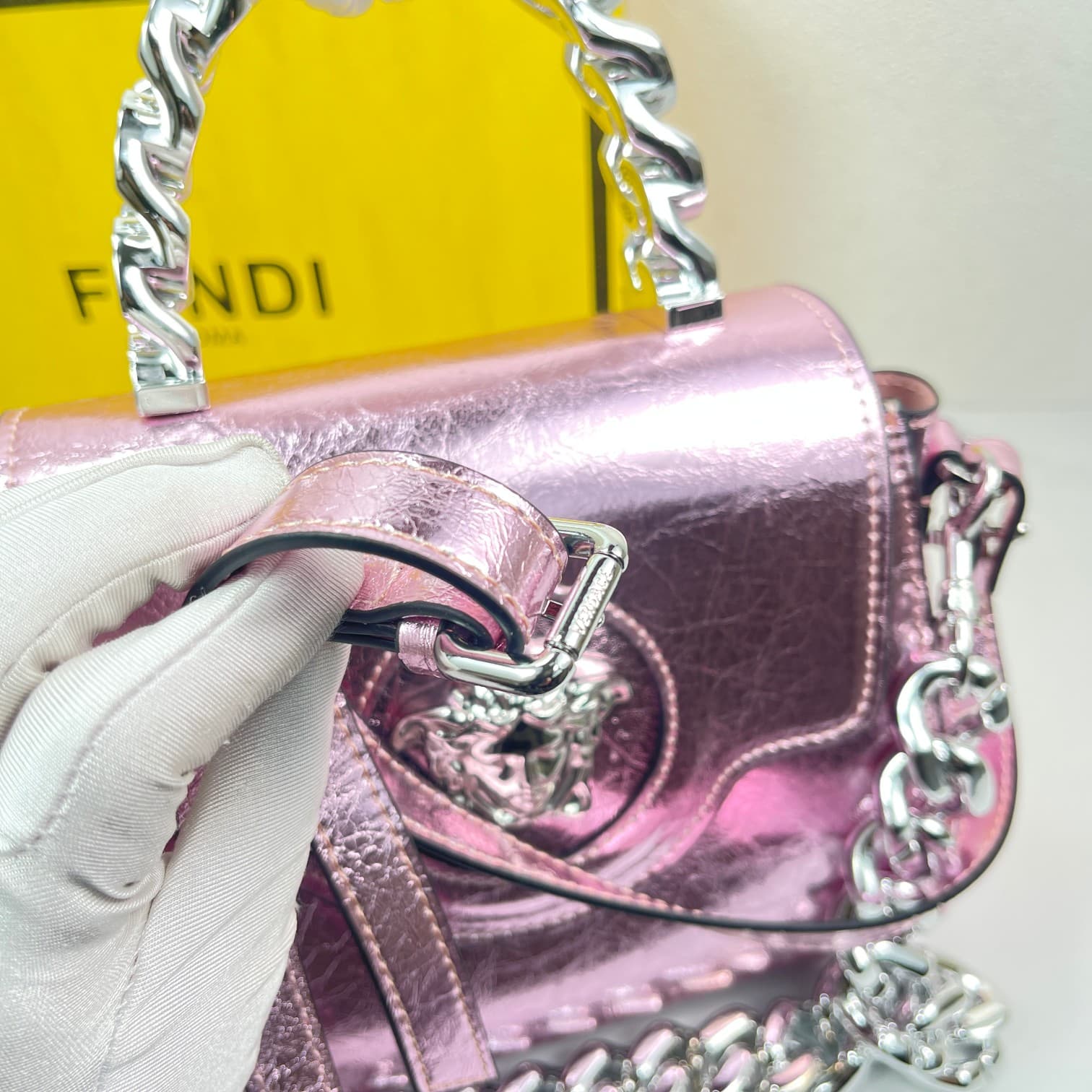 C2817 Boom纹 Versace🌸 VeraceLaMedusa Spring/Summer Collection Handbags❤️ wuy Zheng Xiuwen Zuo Nan Xiao 🌹 Li Yilin’s unique interpretation #The iconic Medusa symbol is featured in the center, adding a striking element. It can be styled in various ways—eithe — image 6