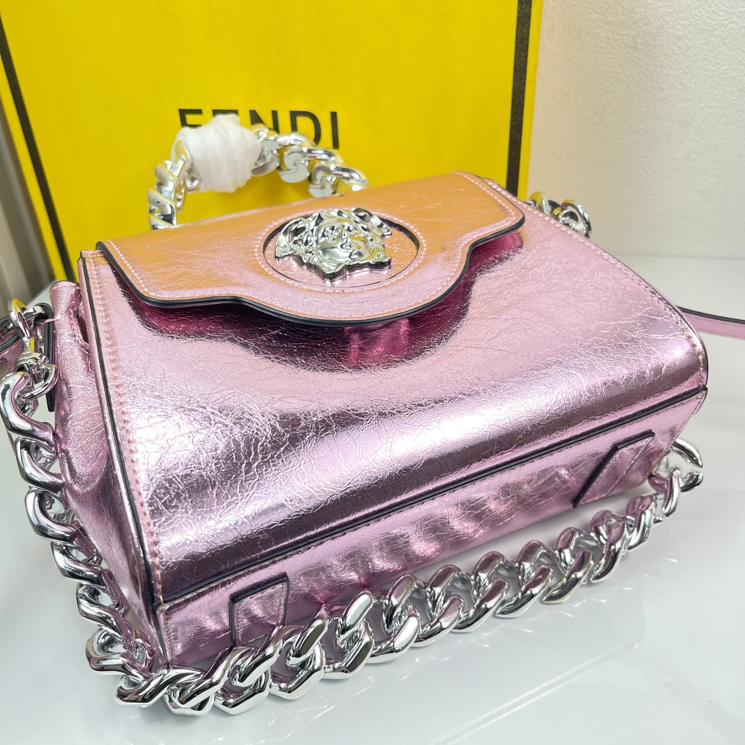C2817 Boom纹 Versace🌸 VeraceLaMedusa Spring/Summer Collection Handbags❤️ wuy Zheng Xiuwen Zuo Nan Xiao 🌹 Li Yilin’s unique interpretation #The iconic Medusa symbol is featured in the center, adding a striking element. It can be styled in various ways—eithe — image 4
