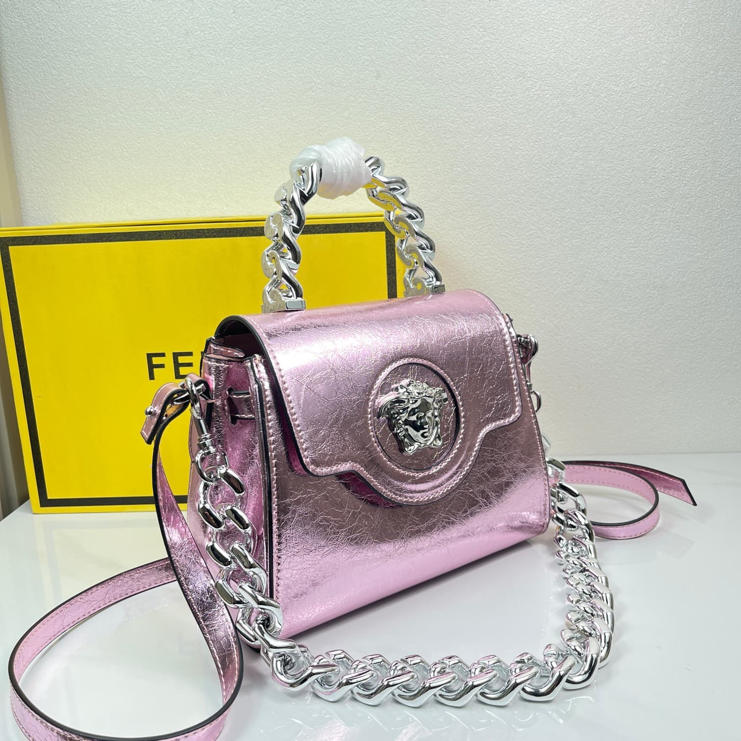 C2817 Boom纹 Versace🌸 VeraceLaMedusa Spring/Summer Collection Handbags❤️ wuy Zheng Xiuwen Zuo Nan Xiao 🌹 Li Yilin’s unique interpretation #The iconic Medusa symbol is featured in the center, adding a striking element. It can be styled in various ways—eithe — image 2