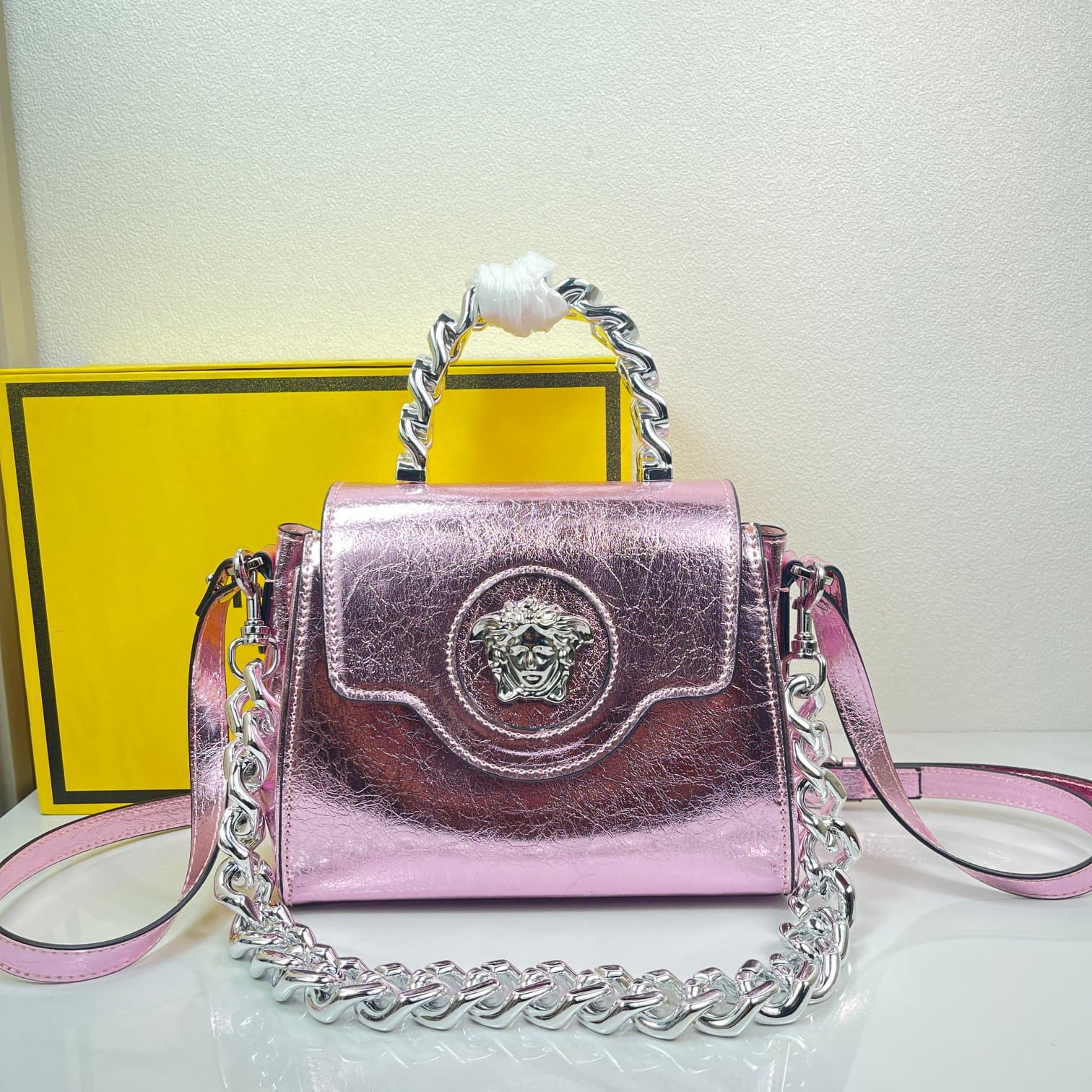 C2817 Boom纹 Versace🌸 VeraceLaMedusa Spring/Summer Collection Handbags❤️ wuy Zheng Xiuwen Zuo Nan Xiao 🌹 Li Yilin’s unique interpretation #The iconic Medusa symbol is featured in the center, adding a striking element. It can be styled in various ways—eithe — image 1