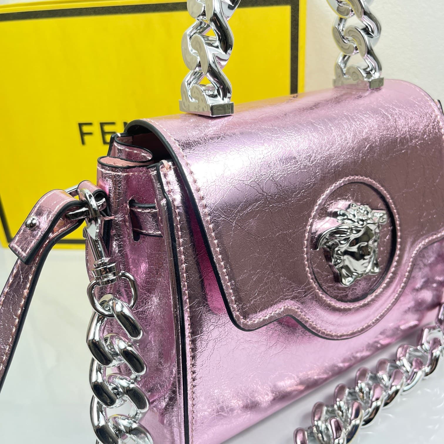 C2817 Boom纹 Versace🌸 VeraceLaMedusa Spring/Summer Collection Handbags❤️ wuy Zheng Xiuwen Zuo Nan Xiao 🌹 Li Yilin’s unique interpretation #The iconic Medusa symbol is featured in the center, adding a striking element. It can be styled in various ways—eithe — image 5
