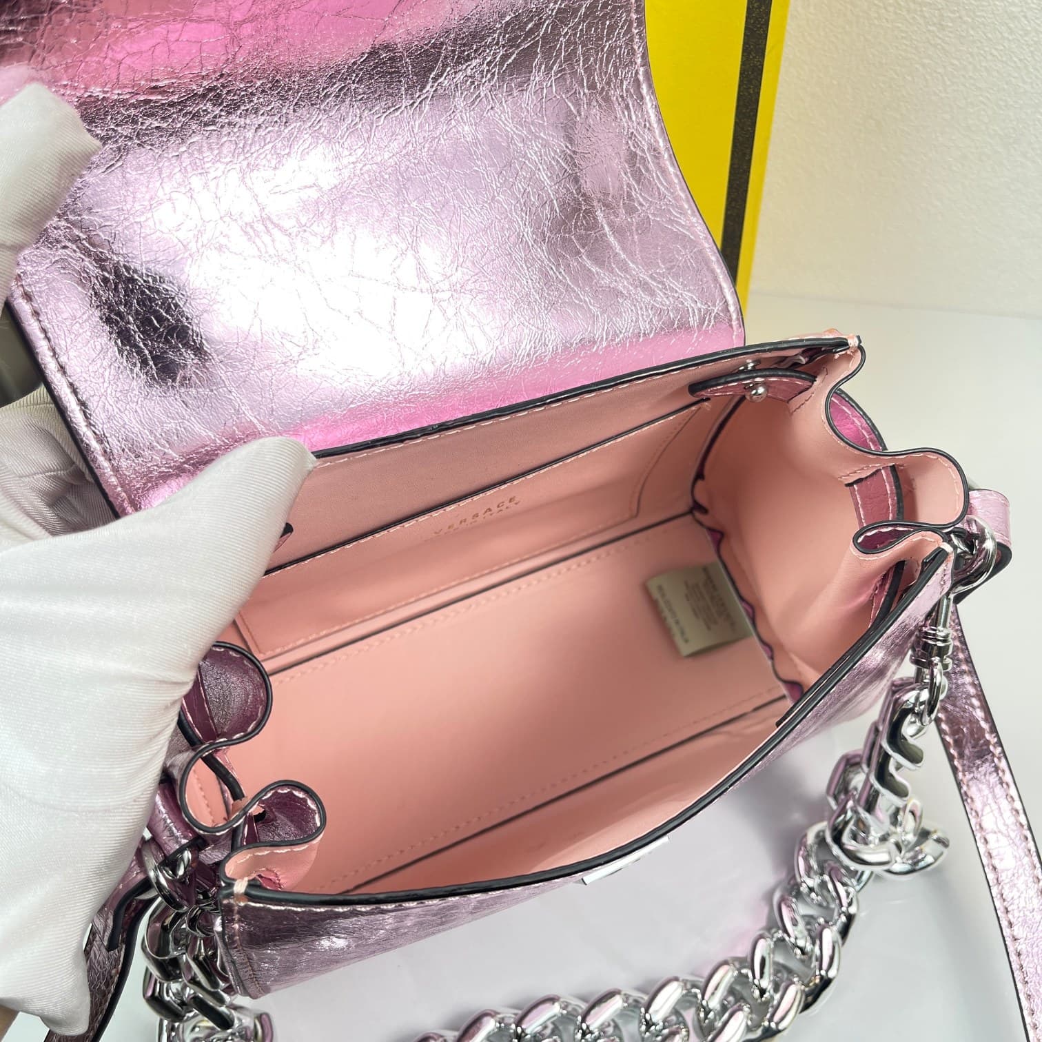 C2817 Boom纹 Versace🌸 VeraceLaMedusa Spring/Summer Collection Handbags❤️ wuy Zheng Xiuwen Zuo Nan Xiao 🌹 Li Yilin’s unique interpretation #The iconic Medusa symbol is featured in the center, adding a striking element. It can be styled in various ways—eithe — image 7