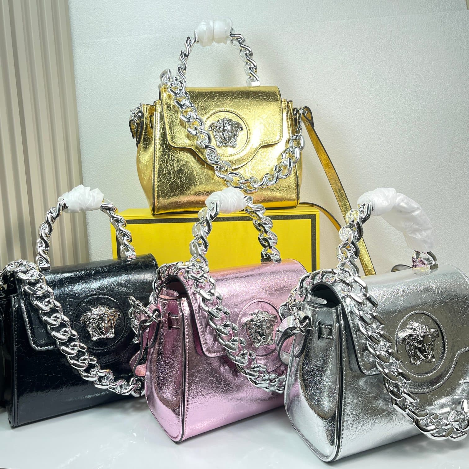 C2816 Baowen Fan Siqi🌸 VeraceLaMedusa Spring/Summer Collection Handbags❤️ wuy Zheng Xiuwen Zuo Nan Xiao 🌹 Li Yilin’s unique interpretation #The iconic Medusa symbol is featured in the center, adding a striking element. It can take on various styles—both s — image 5