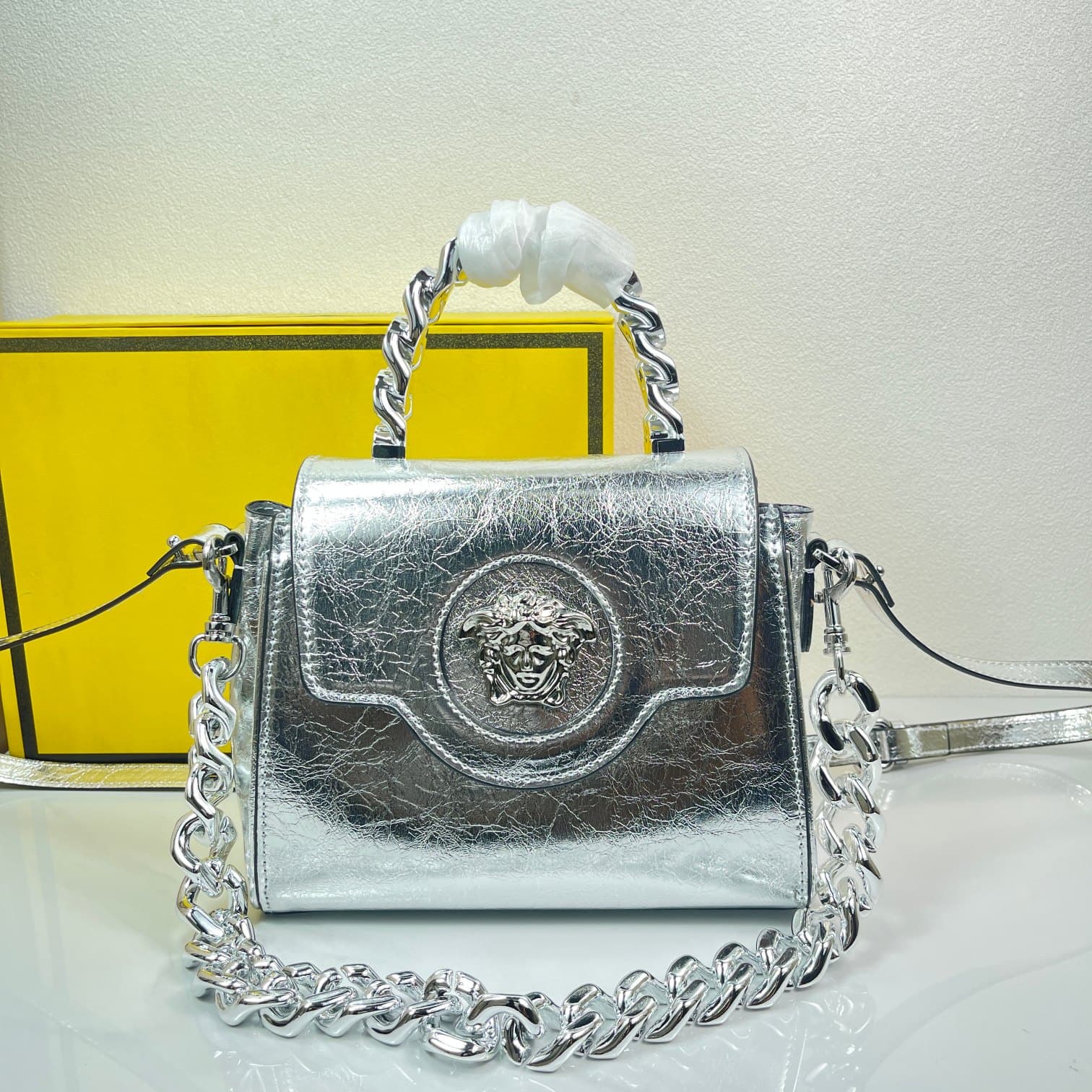 C2816 Baowen Fan Siqi🌸 VeraceLaMedusa Spring/Summer Collection Handbags❤️ wuy Zheng Xiuwen Zuo Nan Xiao 🌹 Li Yilin’s unique interpretation #The iconic Medusa symbol is featured in the center, adding a striking element. It can take on various styles—both s — image 3