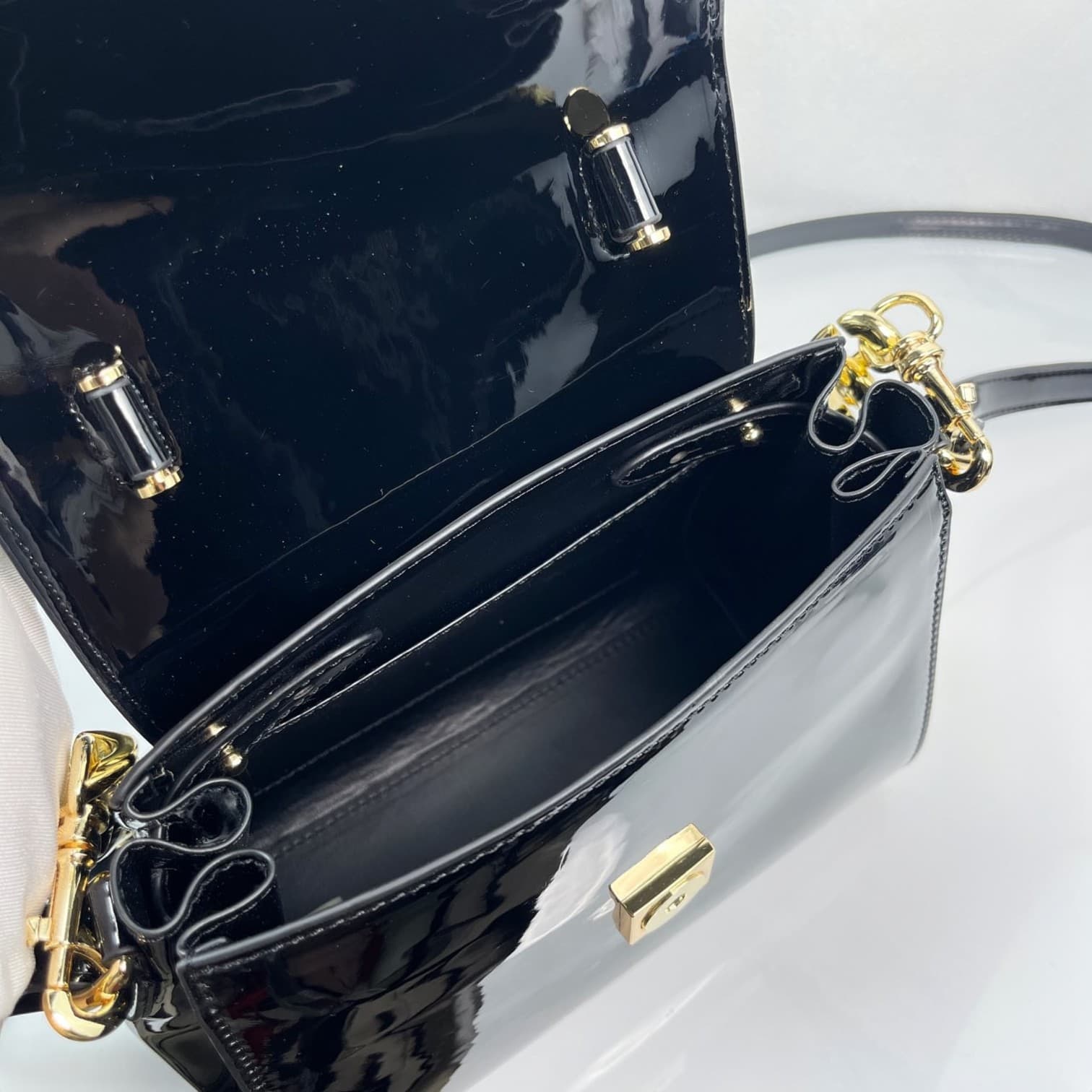 C2815 Baowen Fan Xiuzhe🌸 VeraceLaMedusa Spring/Summer Collection Handbags❤️ wuy Zheng Xiuwen Zuo Nan Xiao 🌹 Li Yilin’s unique interpretation #The iconic Medusa symbol is featured in the center, adding a striking element. It can be styled in various ways—b — image 6