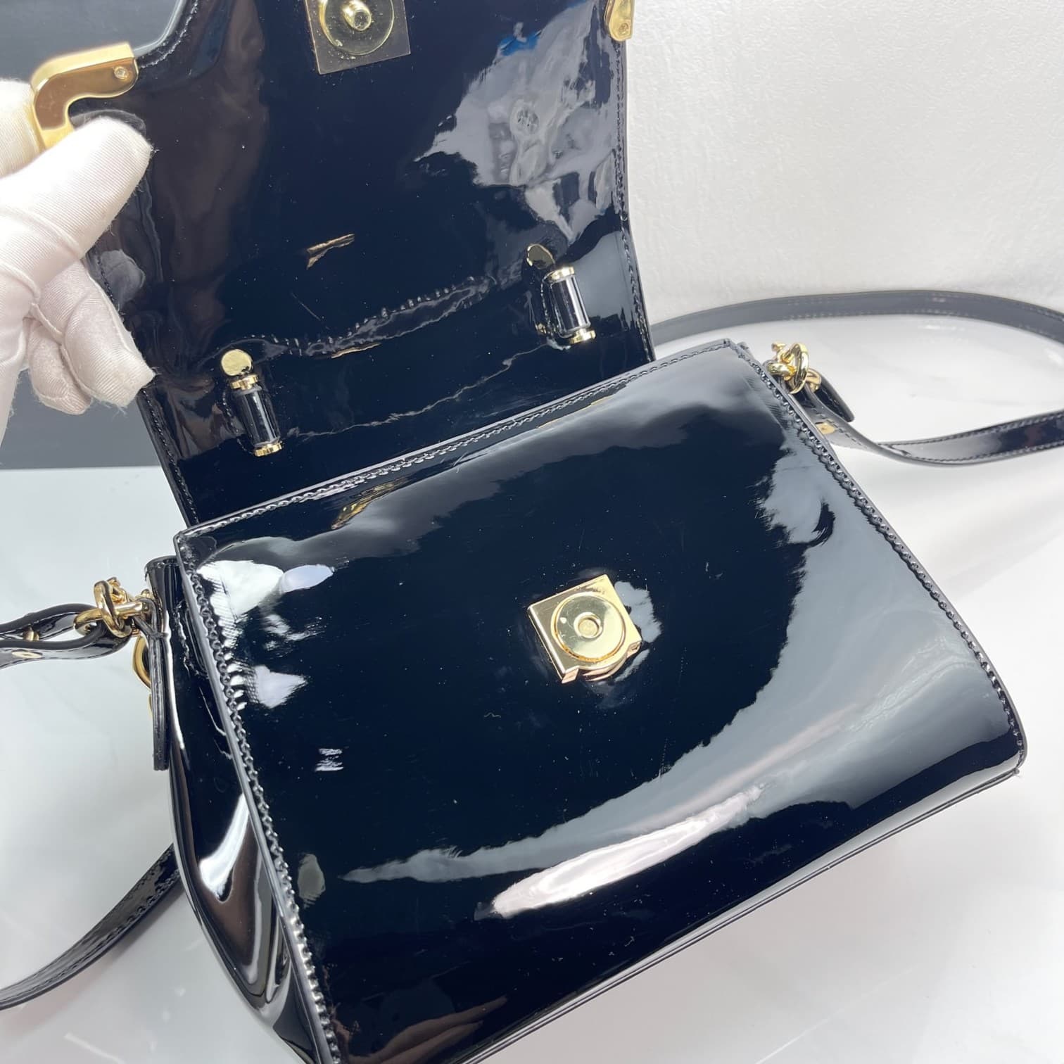 C2815 Baowen Fan Xiuzhe🌸 VeraceLaMedusa Spring/Summer Collection Handbags❤️ wuy Zheng Xiuwen Zuo Nan Xiao 🌹 Li Yilin’s unique interpretation #The iconic Medusa symbol is featured in the center, adding a striking element. It can be styled in various ways—b — image 5
