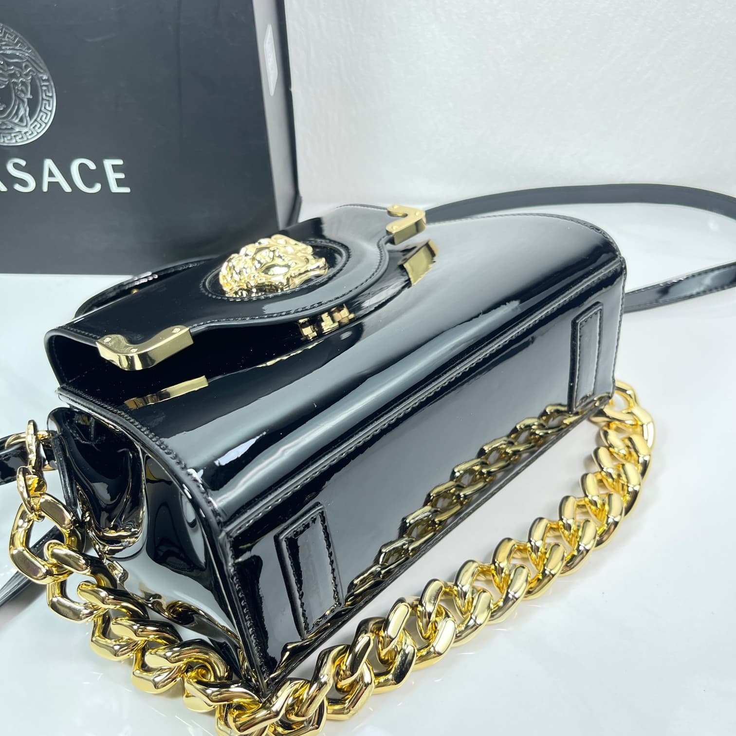 C2815 Baowen Fan Xiuzhe🌸 VeraceLaMedusa Spring/Summer Collection Handbags❤️ wuy Zheng Xiuwen Zuo Nan Xiao 🌹 Li Yilin’s unique interpretation #The iconic Medusa symbol is featured in the center, adding a striking element. It can be styled in various ways—b — image 4