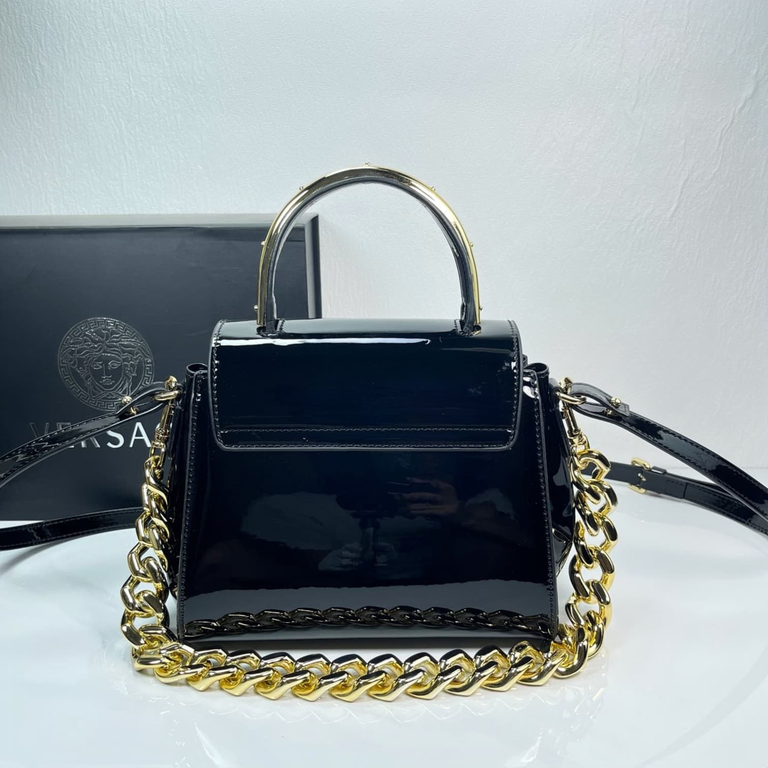 C2815 Baowen Fan Xiuzhe🌸 VeraceLaMedusa Spring/Summer Collection Handbags❤️ wuy Zheng Xiuwen Zuo Nan Xiao 🌹 Li Yilin’s unique interpretation #The iconic Medusa symbol is featured in the center, adding a striking element. It can be styled in various ways—b — image 3