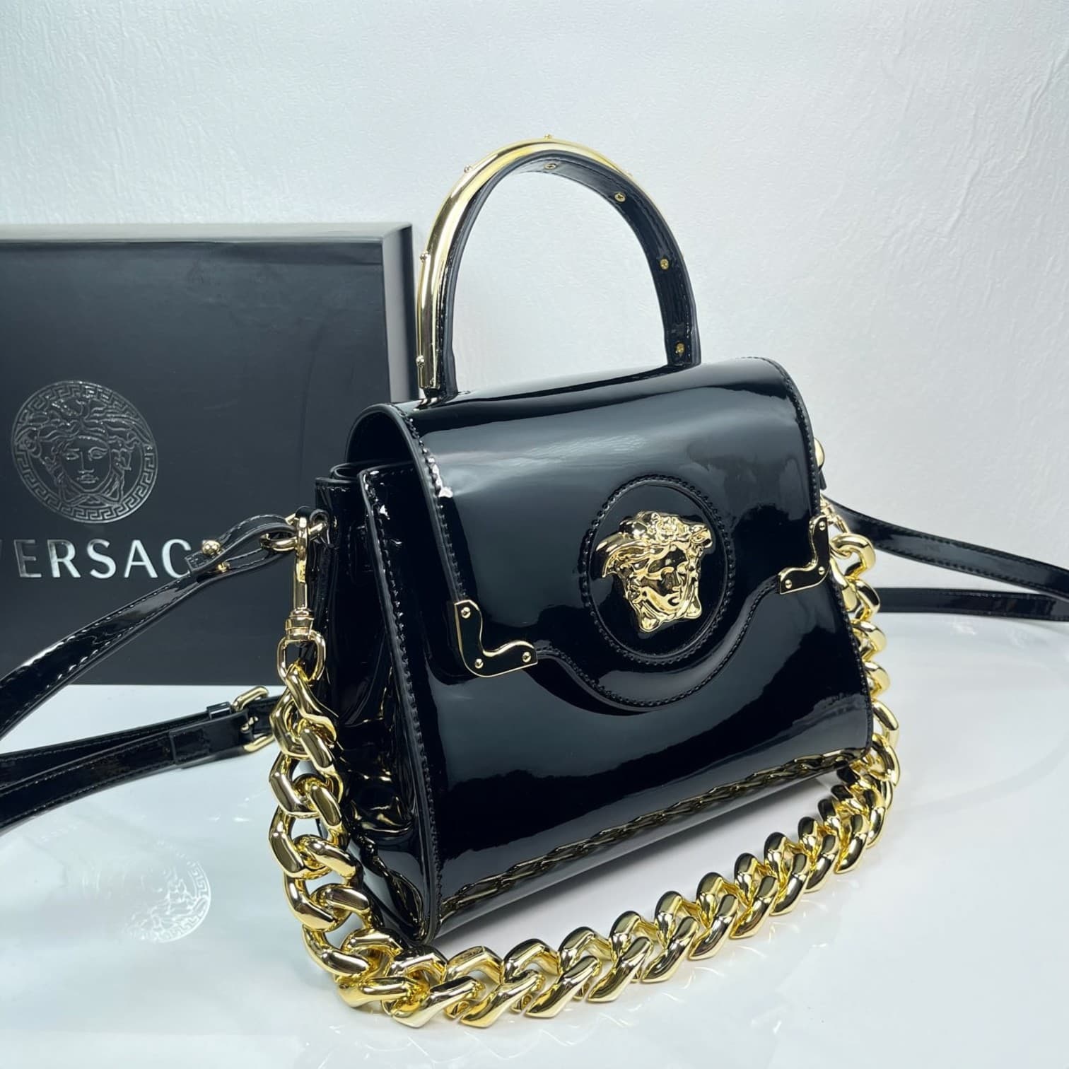 C2815 Baowen Fan Xiuzhe🌸 VeraceLaMedusa Spring/Summer Collection Handbags❤️ wuy Zheng Xiuwen Zuo Nan Xiao 🌹 Li Yilin’s unique interpretation #The iconic Medusa symbol is featured in the center, adding a striking element. It can be styled in various ways—b — image 2