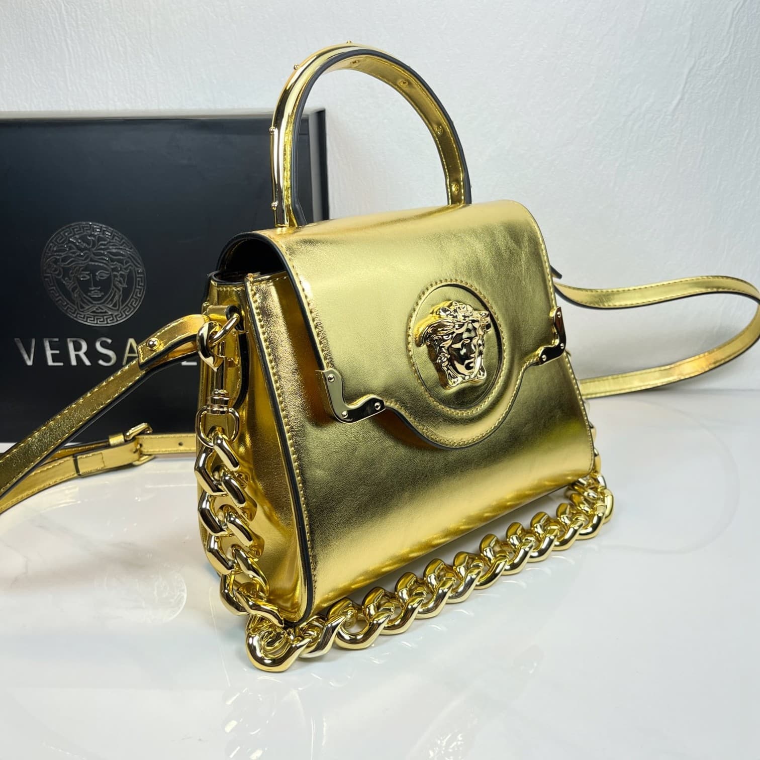C2814 Burst Pattern Versace🌸 VeraceLaMedusa Spring/Summer Collection Handbags❤️ wuy Zheng Xiuwen Zuo Nan Xiao 🌹 Li Yilin’s unique interpretation #The iconic Medusa symbol is featured in the center, adding a striking element. It can be styled in various wa — image 2