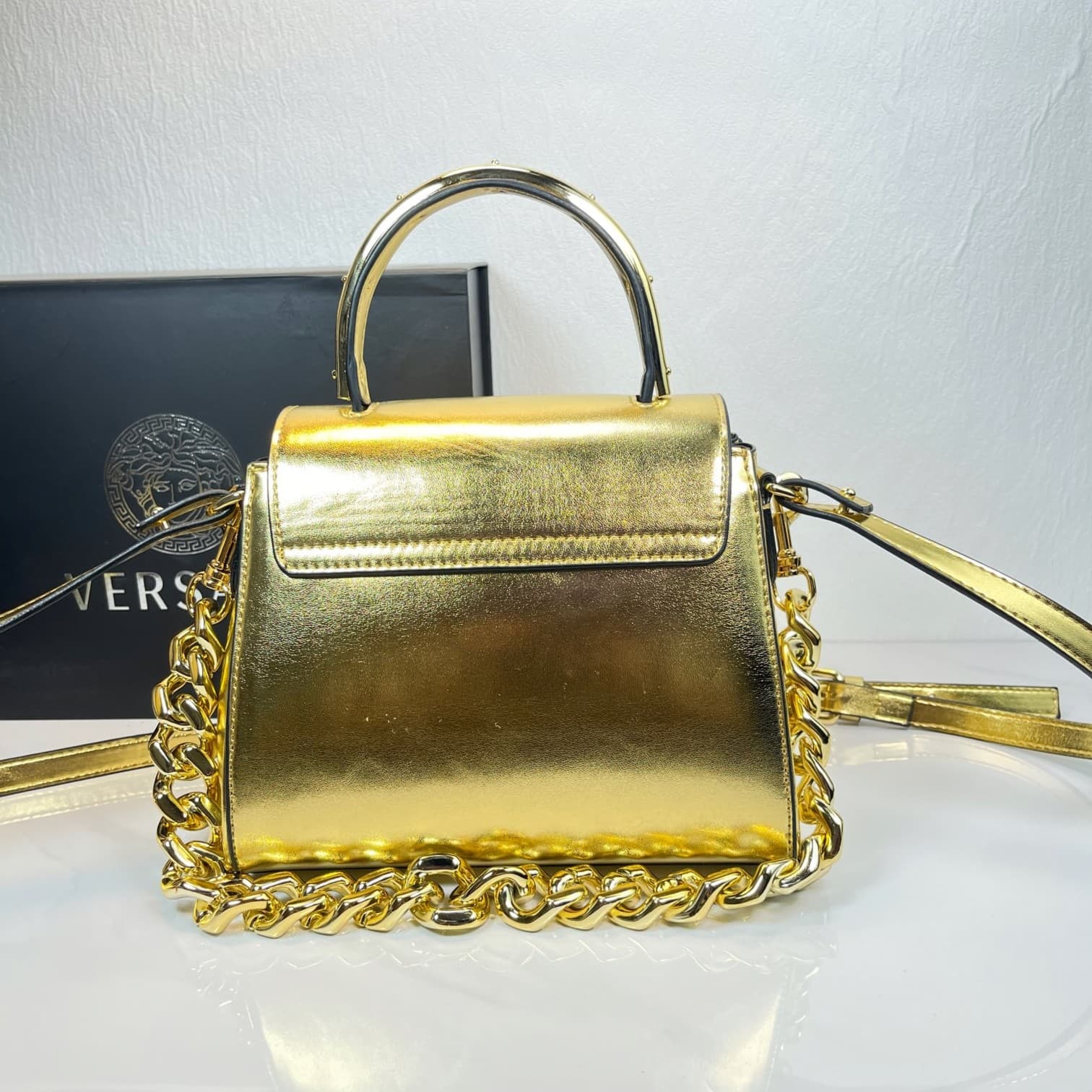 C2814 Burst Pattern Versace🌸 VeraceLaMedusa Spring/Summer Collection Handbags❤️ wuy Zheng Xiuwen Zuo Nan Xiao 🌹 Li Yilin’s unique interpretation #The iconic Medusa symbol is featured in the center, adding a striking element. It can be styled in various wa — image 3
