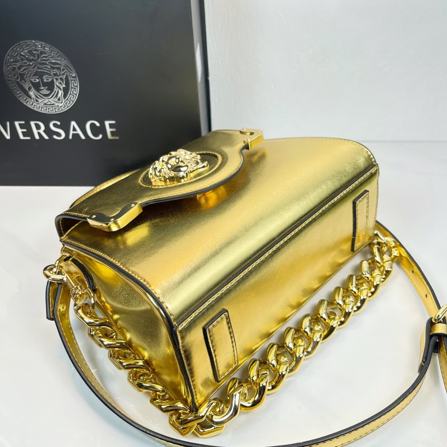 C2814 Burst Pattern Versace🌸 VeraceLaMedusa Spring/Summer Collection Handbags❤️ wuy Zheng Xiuwen Zuo Nan Xiao 🌹 Li Yilin’s unique interpretation #The iconic Medusa symbol is featured in the center, adding a striking element. It can be styled in various wa — image 4