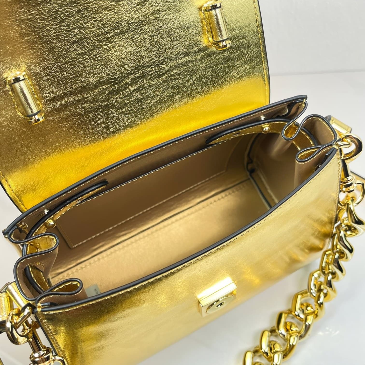 C2814 Burst Pattern Versace🌸 VeraceLaMedusa Spring/Summer Collection Handbags❤️ wuy Zheng Xiuwen Zuo Nan Xiao 🌹 Li Yilin’s unique interpretation #The iconic Medusa symbol is featured in the center, adding a striking element. It can be styled in various wa — image 6