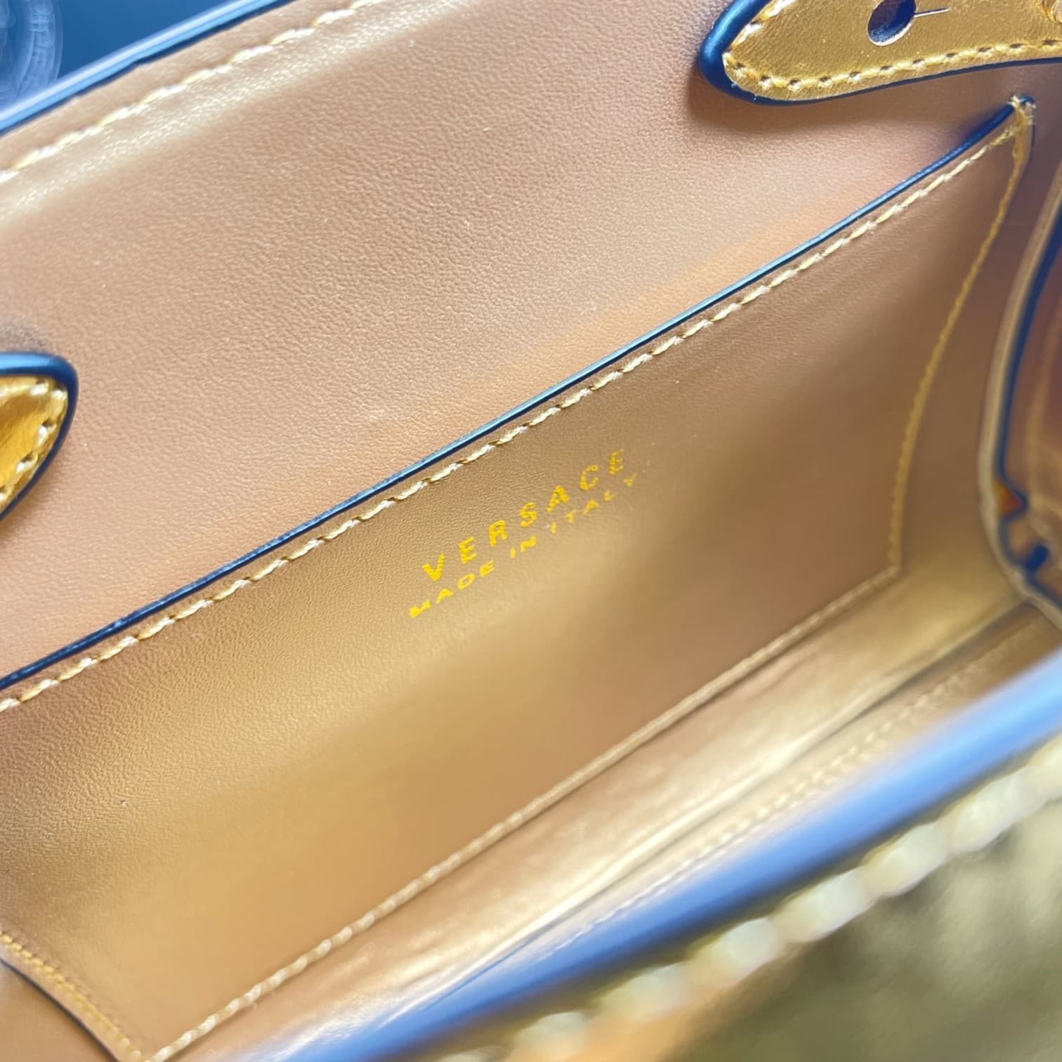 C2814 Burst Pattern Versace🌸 VeraceLaMedusa Spring/Summer Collection Handbags❤️ wuy Zheng Xiuwen Zuo Nan Xiao 🌹 Li Yilin’s unique interpretation #The iconic Medusa symbol is featured in the center, adding a striking element. It can be styled in various wa — image 7
