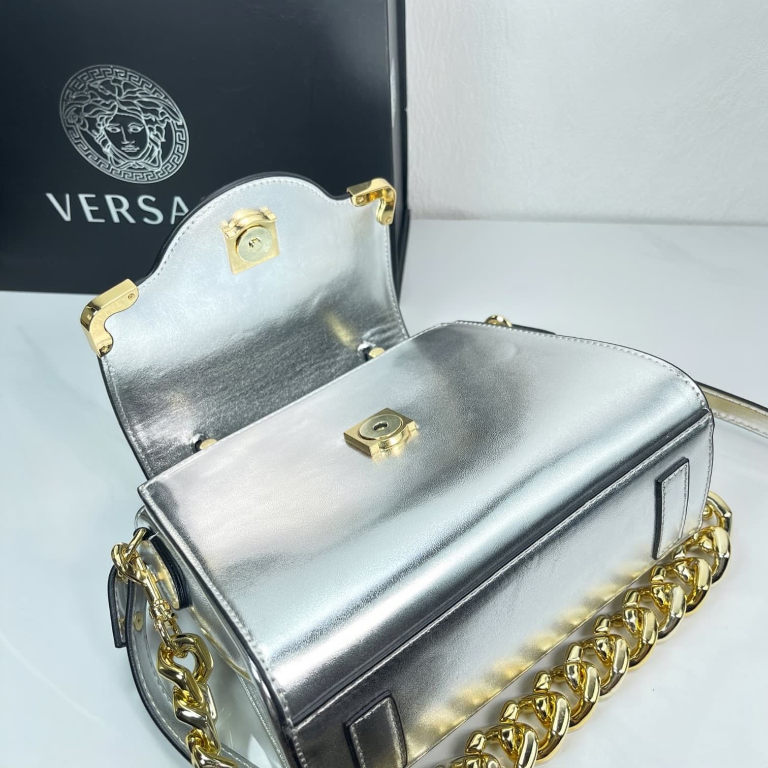 C2813 Baowen Fan Sisze 🌸 VeraceLaMedusa Spring/Summer Collection Handbags ❤️ wuy Zheng Xiuwen Zuo Nan Xiao 🌹 Li Yilin’s unique interpretation #The iconic Medusa symbol is featured in the center, adding a striking element. It can be styled in various ways— — image 5