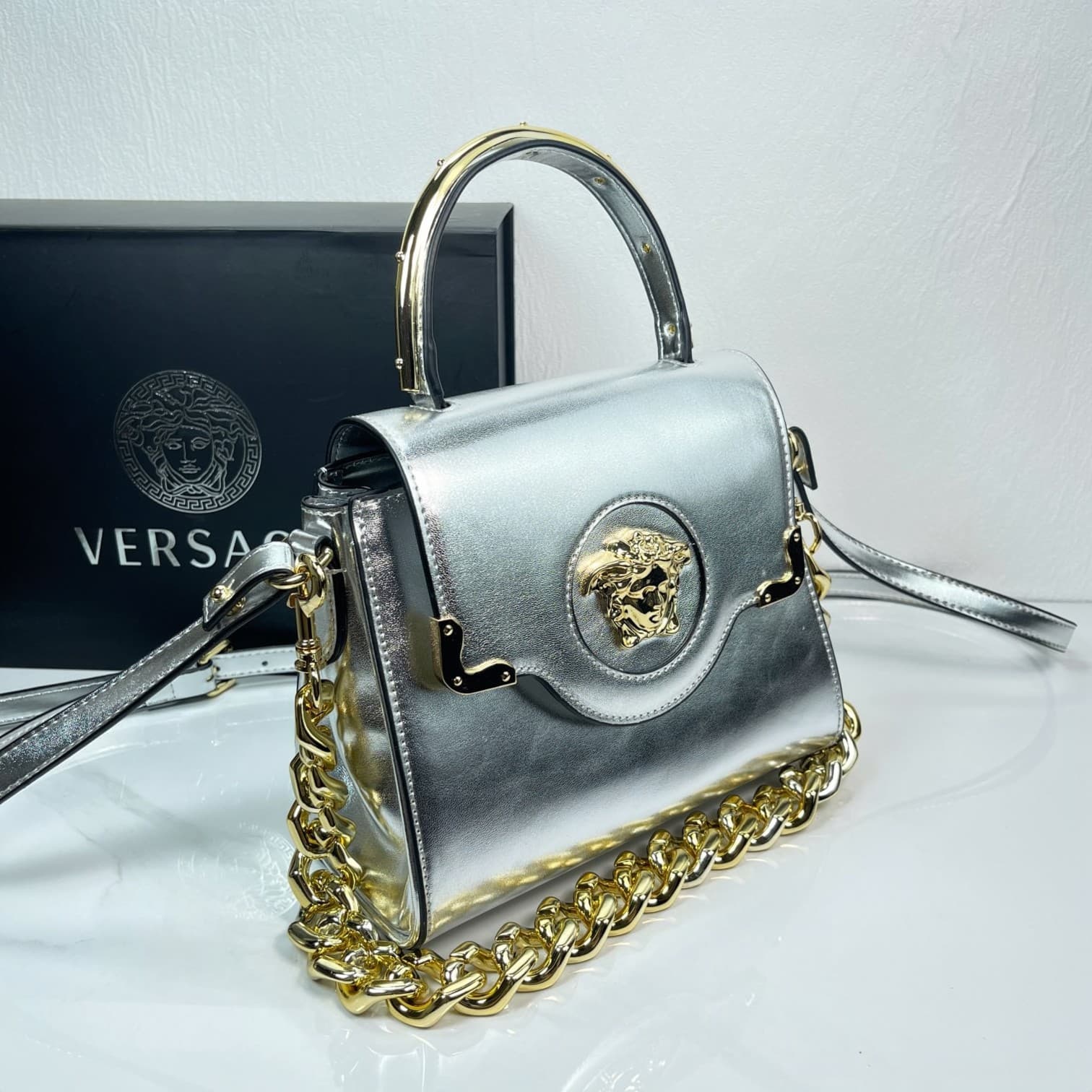 C2813 Baowen Fan Sisze 🌸 VeraceLaMedusa Spring/Summer Collection Handbags ❤️ wuy Zheng Xiuwen Zuo Nan Xiao 🌹 Li Yilin’s unique interpretation #The iconic Medusa symbol is featured in the center, adding a striking element. It can be styled in various ways— — image 2