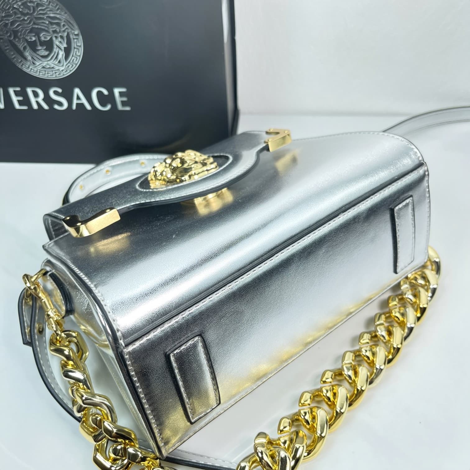C2813 Baowen Fan Sisze 🌸 VeraceLaMedusa Spring/Summer Collection Handbags ❤️ wuy Zheng Xiuwen Zuo Nan Xiao 🌹 Li Yilin’s unique interpretation #The iconic Medusa symbol is featured in the center, adding a striking element. It can be styled in various ways— — image 4