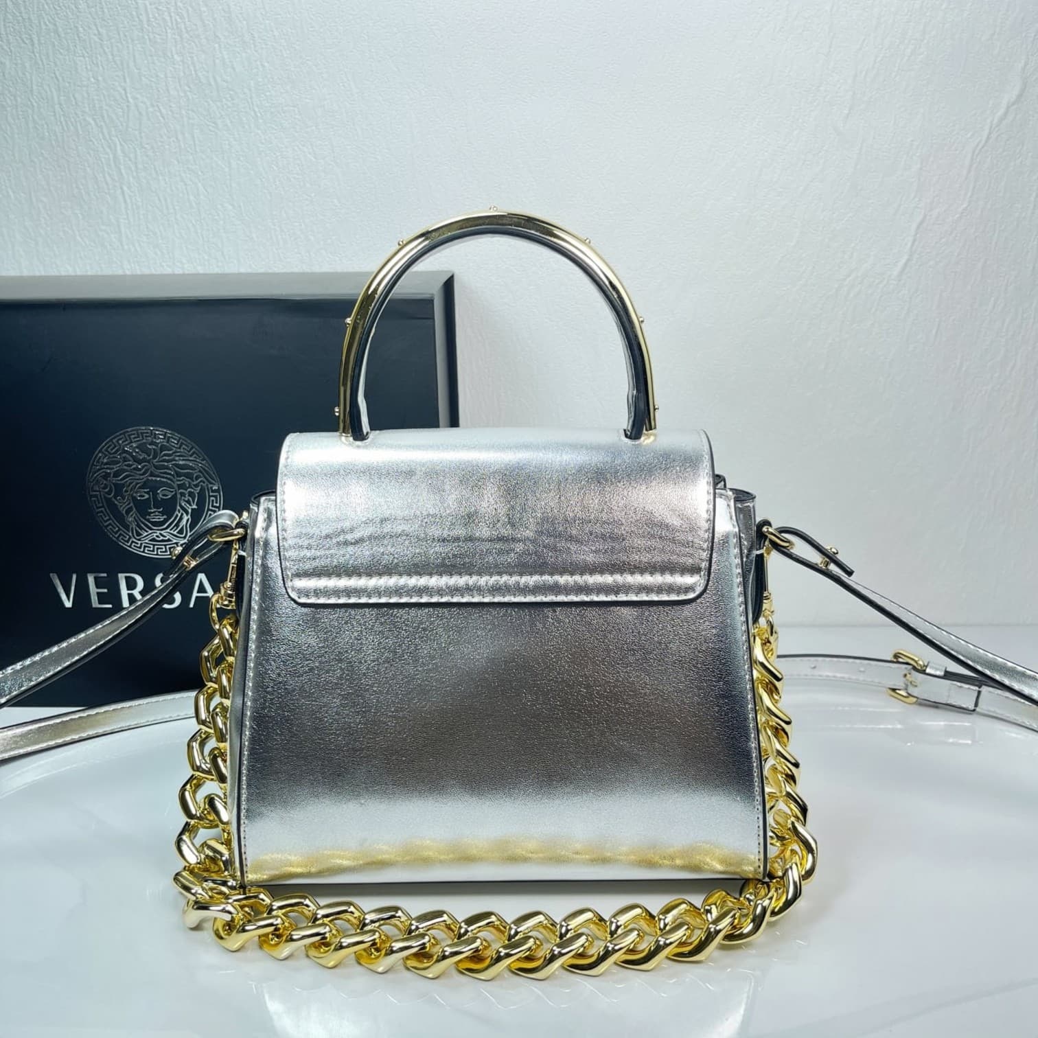 C2813 Baowen Fan Sisze 🌸 VeraceLaMedusa Spring/Summer Collection Handbags ❤️ wuy Zheng Xiuwen Zuo Nan Xiao 🌹 Li Yilin’s unique interpretation #The iconic Medusa symbol is featured in the center, adding a striking element. It can be styled in various ways— — image 3