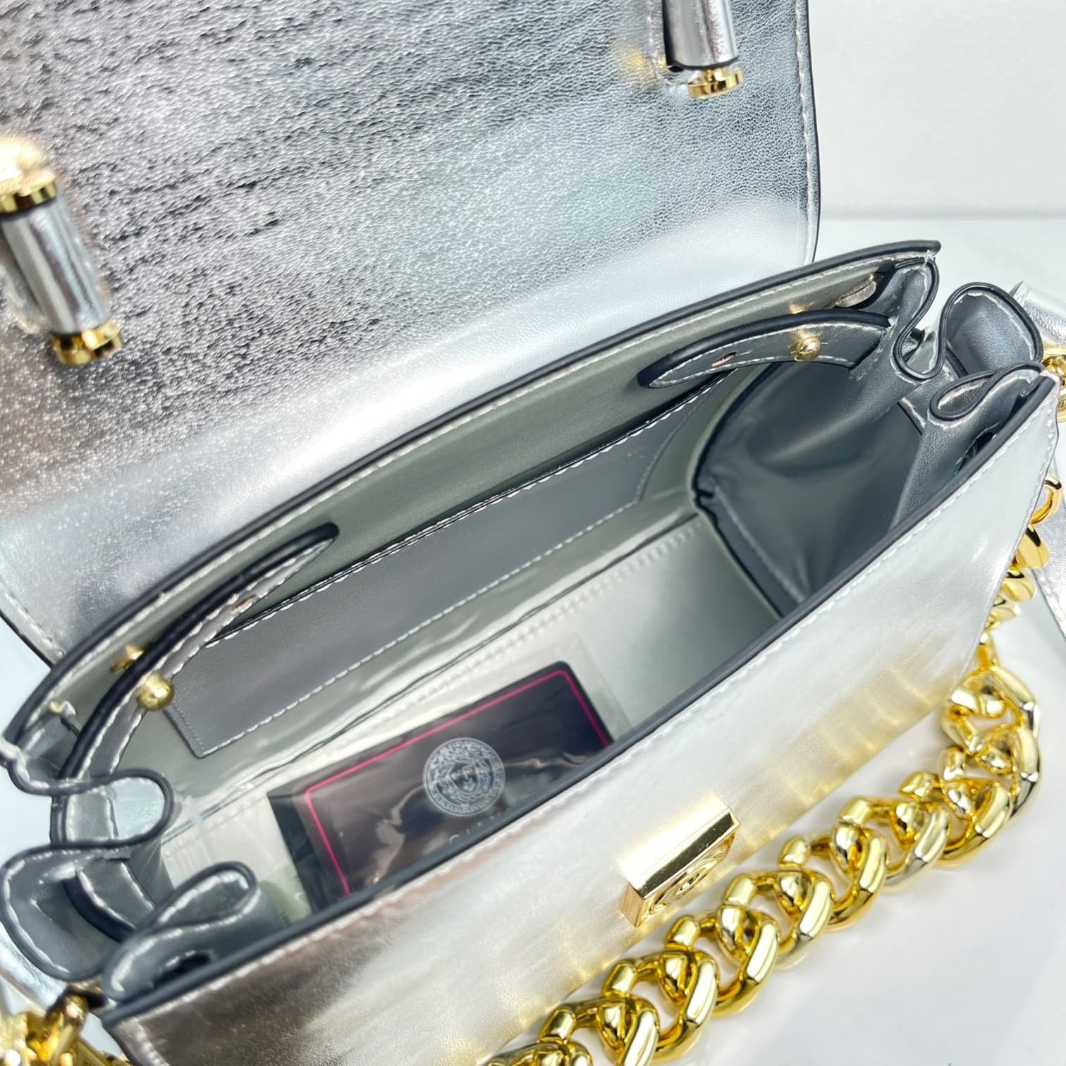 C2813 Baowen Fan Sisze 🌸 VeraceLaMedusa Spring/Summer Collection Handbags ❤️ wuy Zheng Xiuwen Zuo Nan Xiao 🌹 Li Yilin’s unique interpretation #The iconic Medusa symbol is featured in the center, adding a striking element. It can be styled in various ways— — image 6