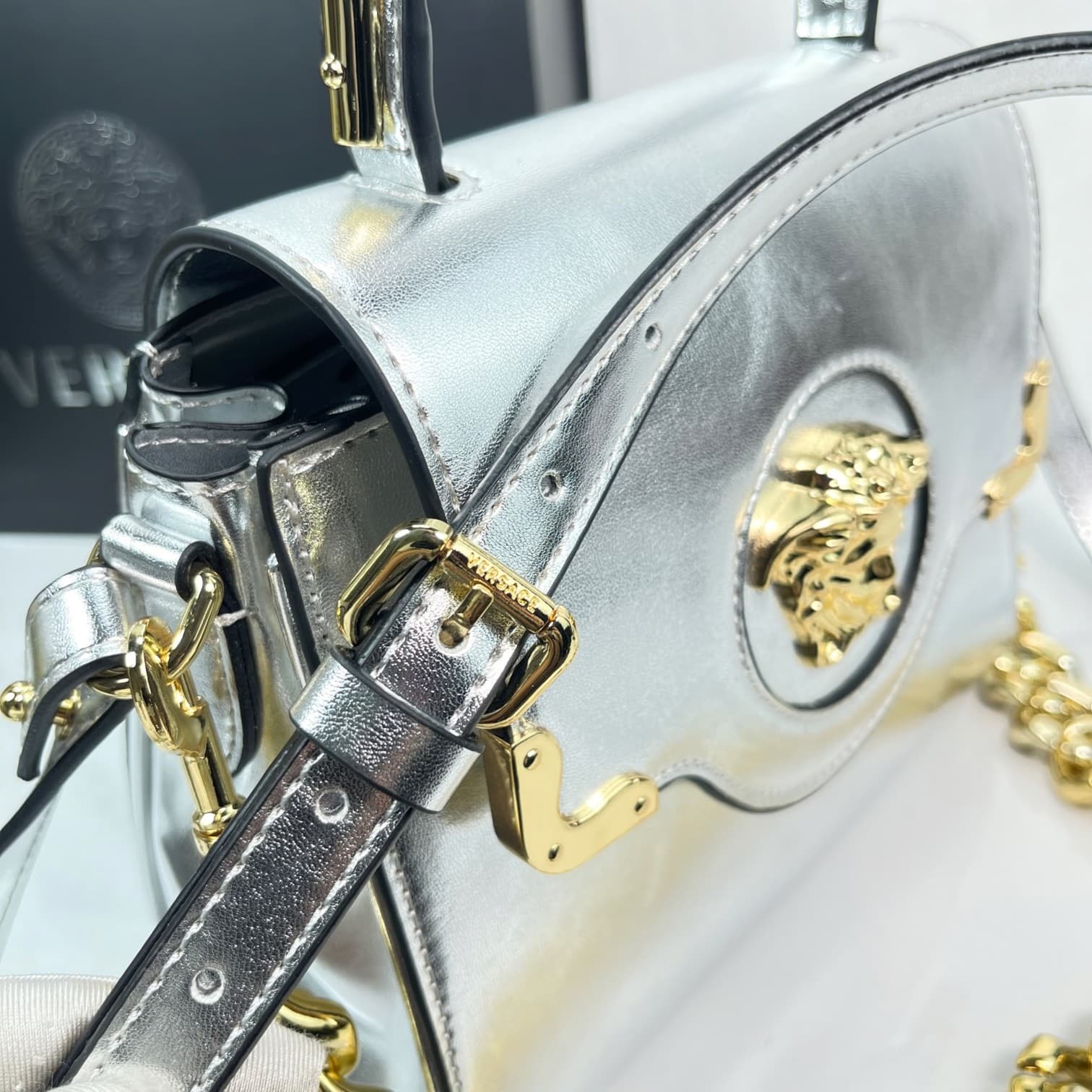 C2813 Baowen Fan Sisze 🌸 VeraceLaMedusa Spring/Summer Collection Handbags ❤️ wuy Zheng Xiuwen Zuo Nan Xiao 🌹 Li Yilin’s unique interpretation #The iconic Medusa symbol is featured in the center, adding a striking element. It can be styled in various ways— — image 7