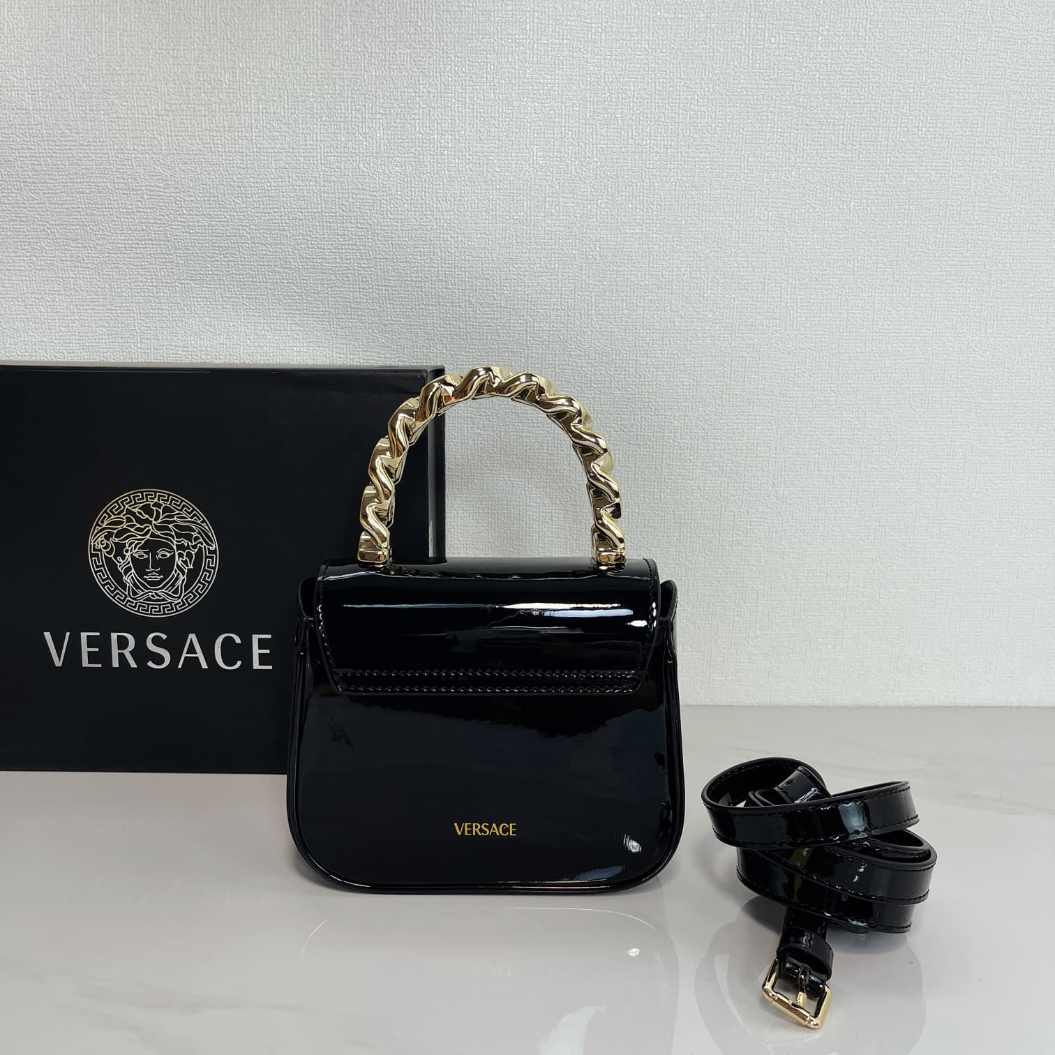 C2827 The new La Medusa mini bag, which has become extremely popular across the internet, is now available! It’s made from high-quality cowhide. The “ton-sur-ton” Medusa pattern in the center is highly recognizable. The handle at the top of the strap is d — image 3