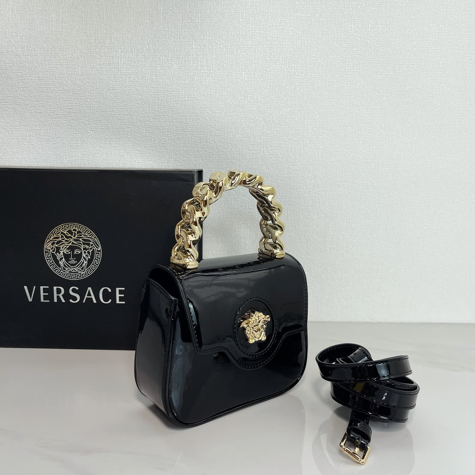 C2827 The new La Medusa mini bag, which has become extremely popular across the internet, is now available! It’s made from high-quality cowhide. The “ton-sur-ton” Medusa pattern in the center is highly recognizable. The handle at the top of the strap is d — image 2