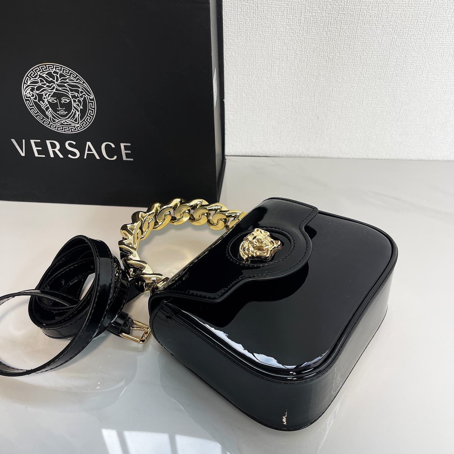 C2827 The new La Medusa mini bag, which has become extremely popular across the internet, is now available! It’s made from high-quality cowhide. The “ton-sur-ton” Medusa pattern in the center is highly recognizable. The handle at the top of the strap is d — image 4