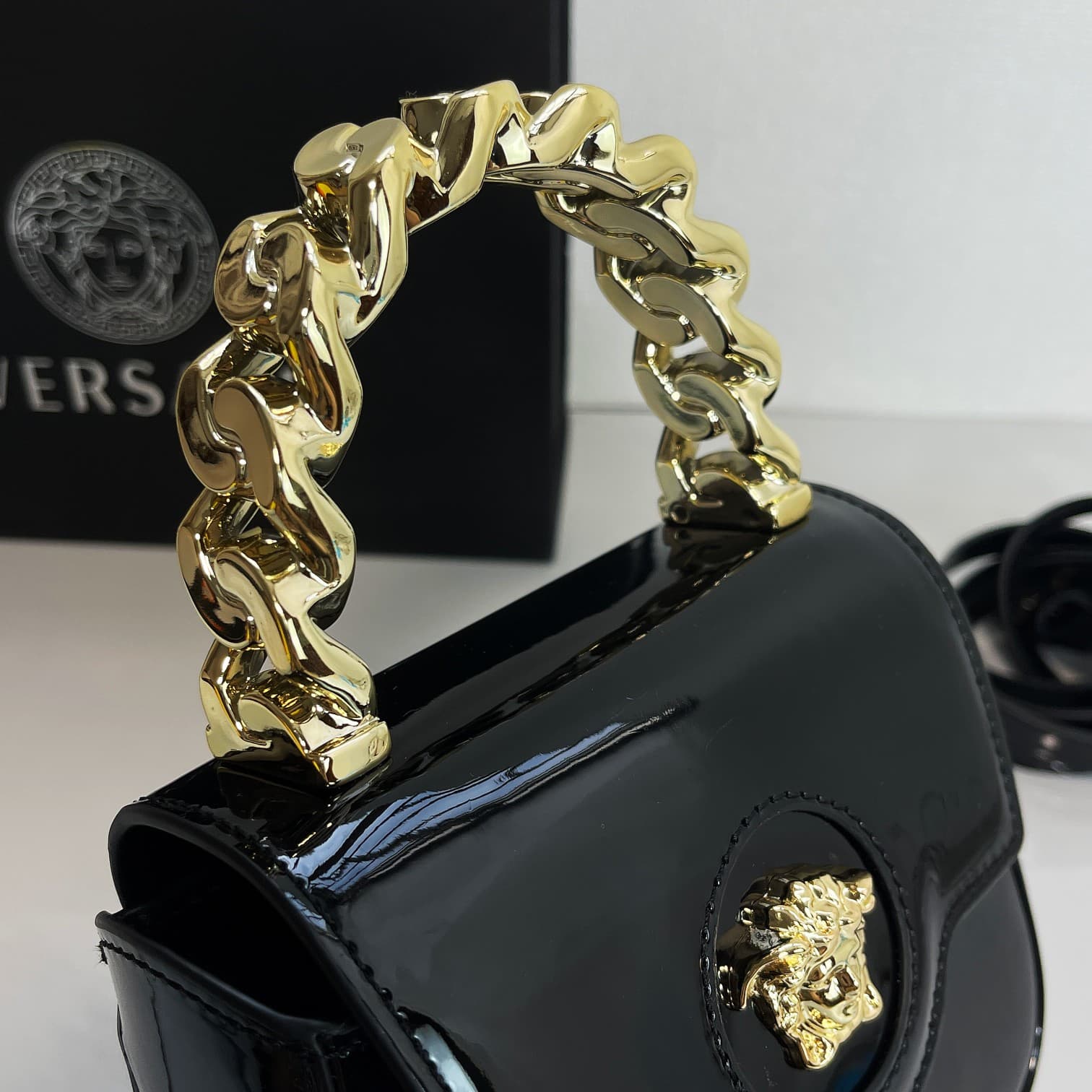 C2827 The new La Medusa mini bag, which has become extremely popular across the internet, is now available! It’s made from high-quality cowhide. The “ton-sur-ton” Medusa pattern in the center is highly recognizable. The handle at the top of the strap is d — image 7