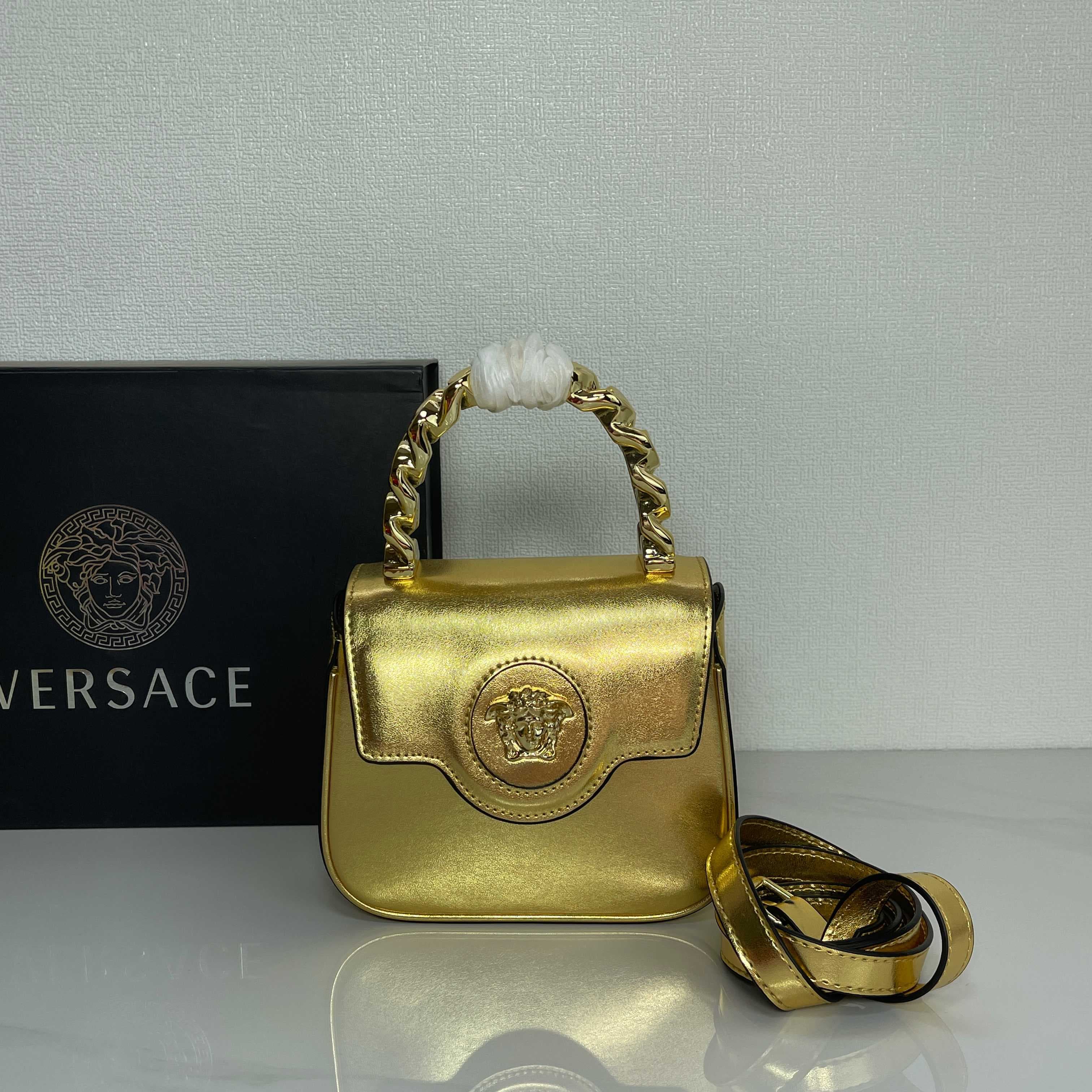 C2826 The new La Medusa mini bag, which has become very popular across the internet, is now available! It’s made from high-quality cowhide. The Ton-sur-Ton Medusa pattern in the center is highly recognizable. The handle at the top of the strap is detachab — image 1