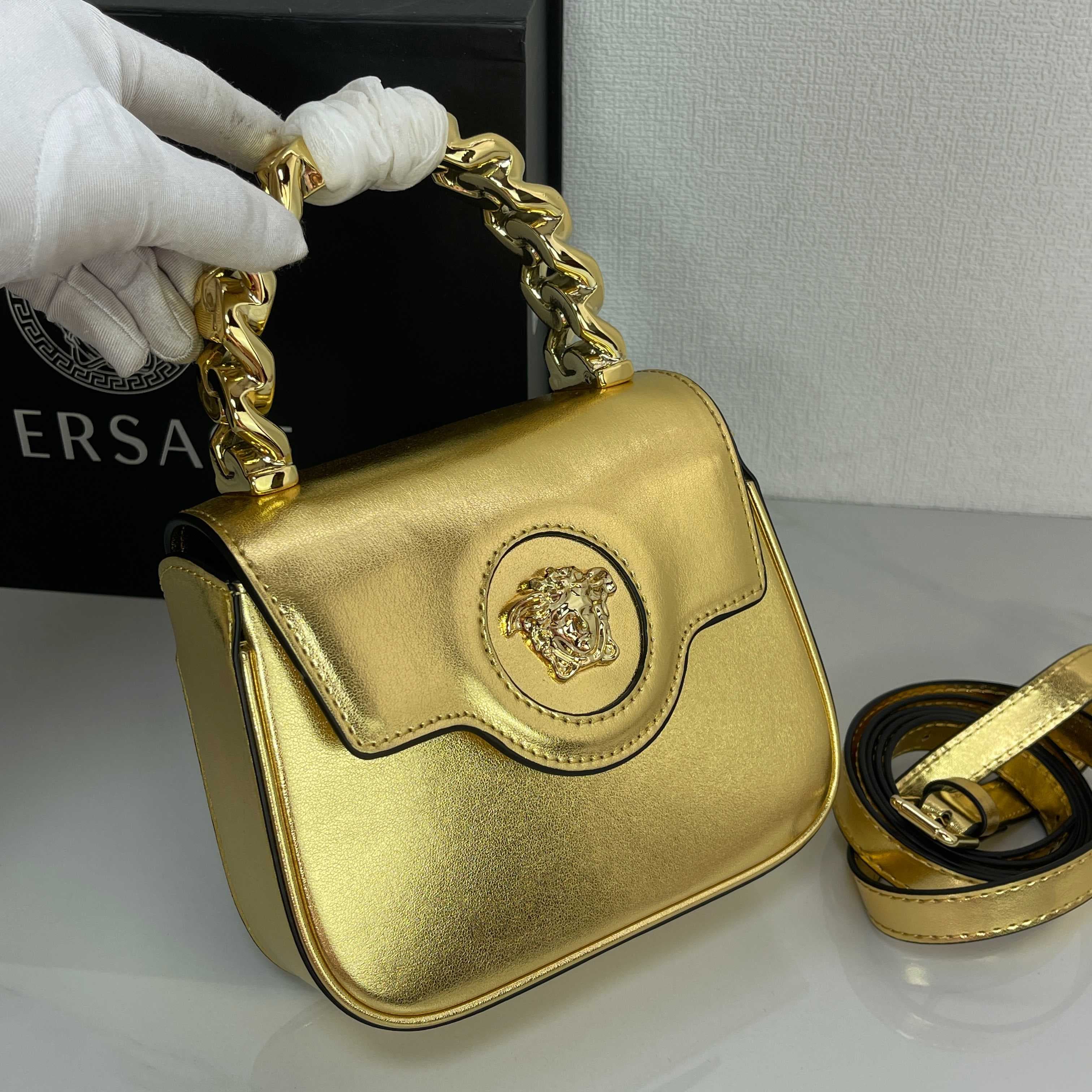 C2826 The new La Medusa mini bag, which has become very popular across the internet, is now available! It’s made from high-quality cowhide. The Ton-sur-Ton Medusa pattern in the center is highly recognizable. The handle at the top of the strap is detachab — image 3